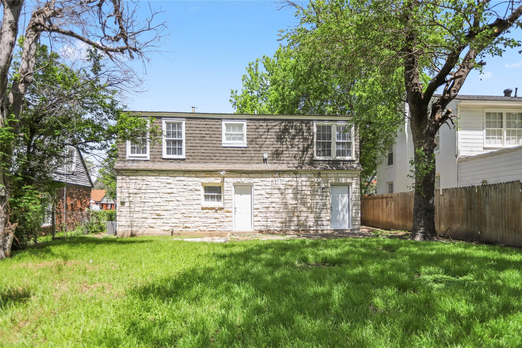 Single Family Residence For Rent in Tarrant County , 4112 Hampshire Boulevard, Fort Worth, Texas 76103, 3 Bedroom, 1 Bathroom, 1 Garage spaces, 1,216 Sqft, built in 1947, mls#21404810, Real Estate Agent in Fort Worth, Homes For Rent in Tarrant county, Homes For Rent in Fort Worth, Realtor in Fort Worth Texas, Real Estate Brokerage Independent Realty Texas, Luminita Cordes Realtor