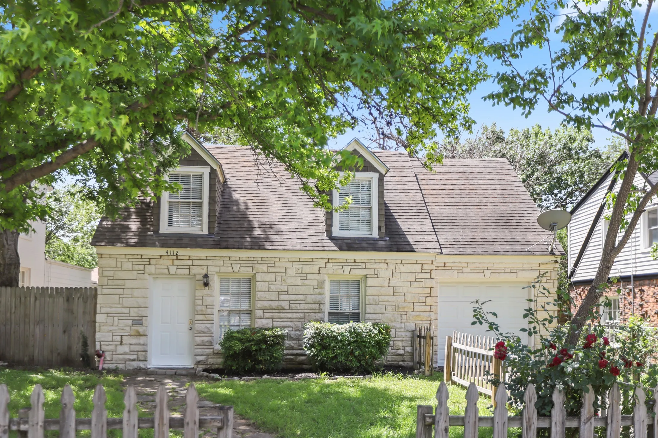 Single Family Residence For Rent in Tarrant County , 4112 Hampshire Boulevard, Fort Worth, Texas 76103, 3 Bedroom, 1 Bathroom, 1 Garage spaces, 1,216 Sqft, built in 1947, mls#21404810, Real Estate Agent in Fort Worth, Homes For Rent in Tarrant county, Homes For Rent in Fort Worth, Realtor in Fort Worth Texas, Real Estate Brokerage Independent Realty Texas, Luminita Cordes Realtor
