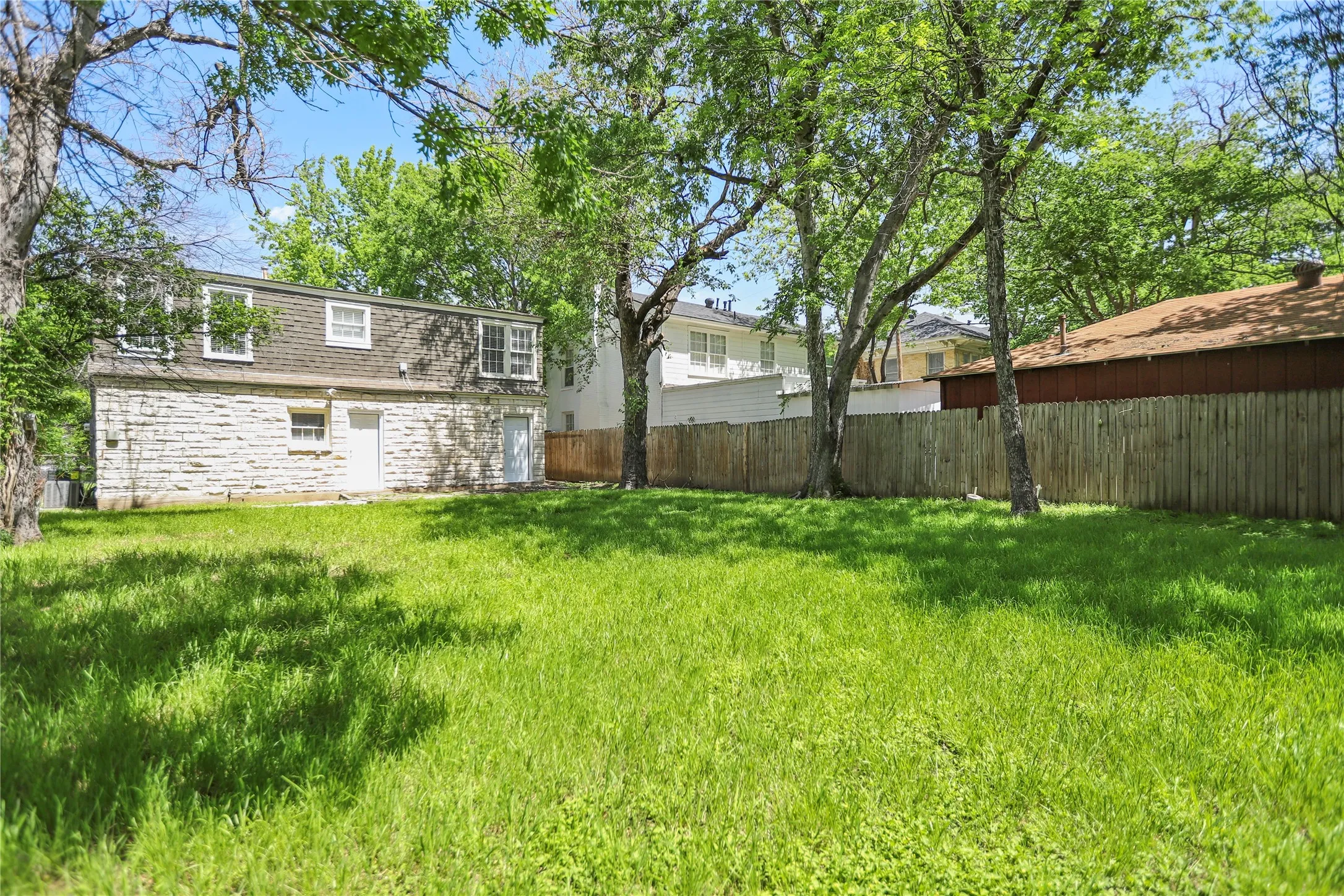 Single Family Residence For Rent in Tarrant County , 4112 Hampshire Boulevard, Fort Worth, Texas 76103, 3 Bedroom, 1 Bathroom, 1 Garage spaces, 1,216 Sqft, built in 1947, mls#21404810, Real Estate Agent in Fort Worth, Homes For Rent in Tarrant county, Homes For Rent in Fort Worth, Realtor in Fort Worth Texas, Real Estate Brokerage Independent Realty Texas, Luminita Cordes Realtor