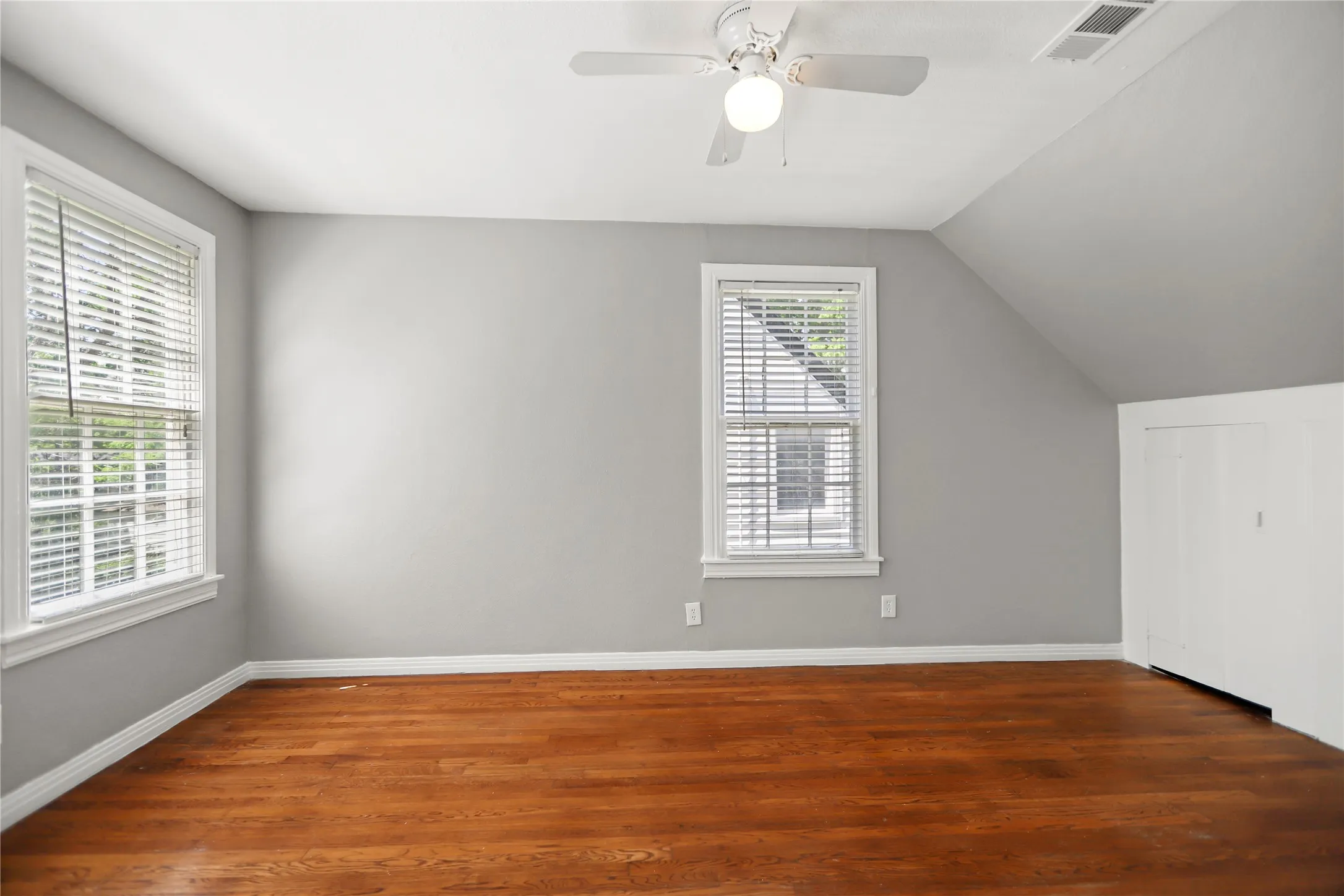 Single Family Residence For Rent in Tarrant County , 4112 Hampshire Boulevard, Fort Worth, Texas 76103, 3 Bedroom, 1 Bathroom, 1 Garage spaces, 1,216 Sqft, built in 1947, mls#21404810, Real Estate Agent in Fort Worth, Homes For Rent in Tarrant county, Homes For Rent in Fort Worth, Realtor in Fort Worth Texas, Real Estate Brokerage Independent Realty Texas, Luminita Cordes Realtor