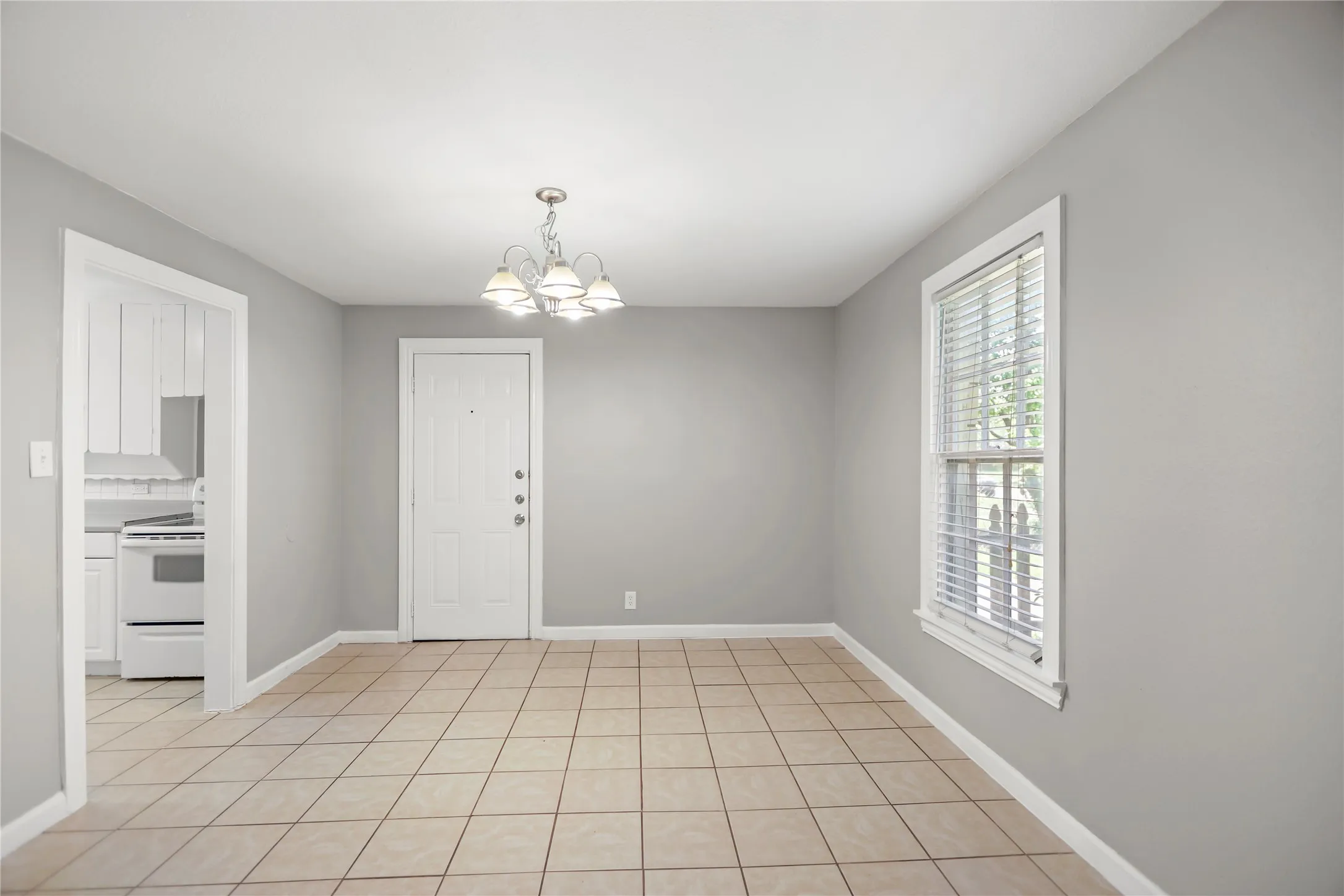 Single Family Residence For Rent in Tarrant County , 4112 Hampshire Boulevard, Fort Worth, Texas 76103, 3 Bedroom, 1 Bathroom, 1 Garage spaces, 1,216 Sqft, built in 1947, mls#21404810, Real Estate Agent in Fort Worth, Homes For Rent in Tarrant county, Homes For Rent in Fort Worth, Realtor in Fort Worth Texas, Real Estate Brokerage Independent Realty Texas, Luminita Cordes Realtor