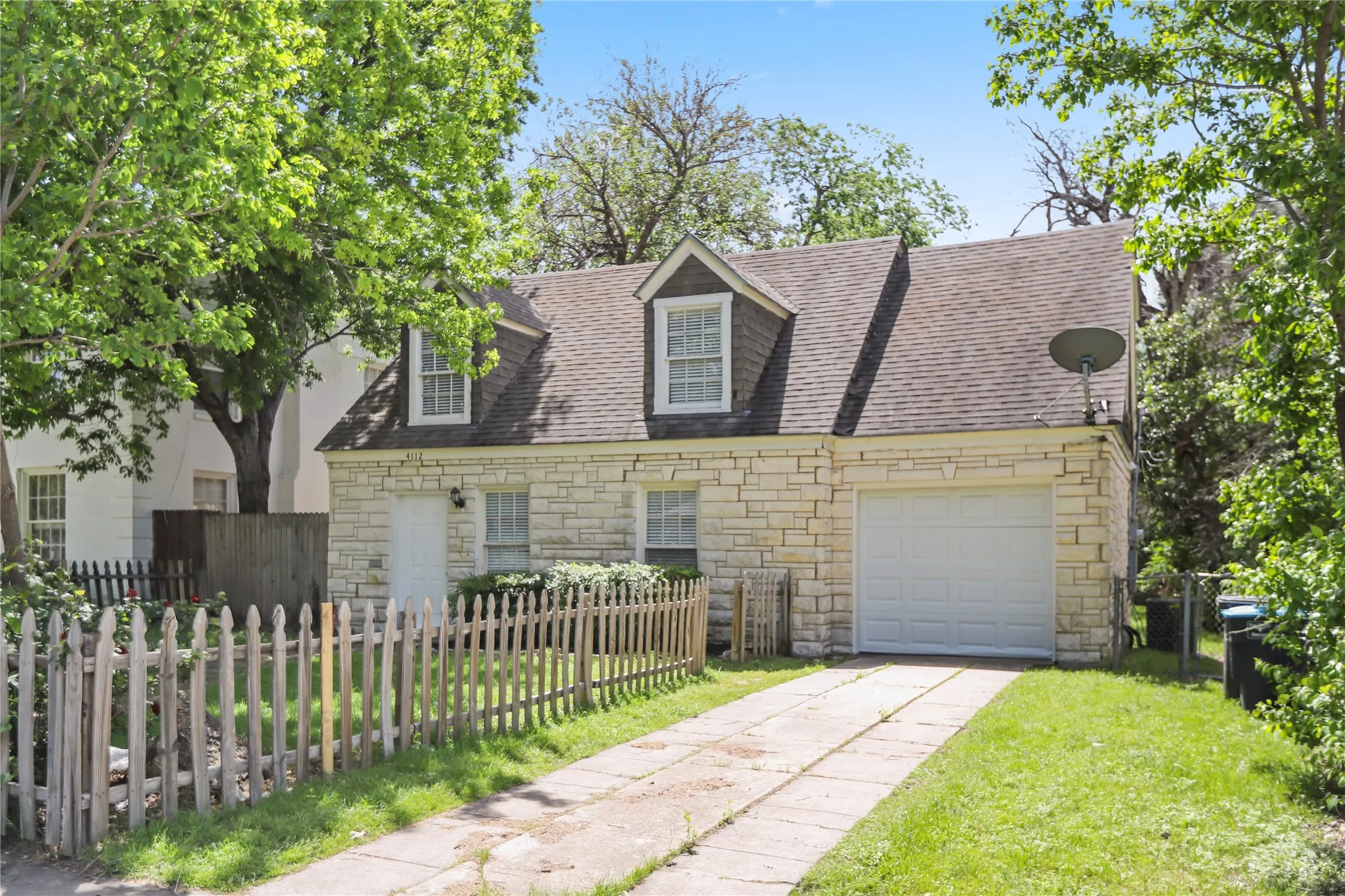 Single Family Residence For Rent in Tarrant County , 4112 Hampshire Boulevard, Fort Worth, Texas 76103, 3 Bedroom, 1 Bathroom, 1 Garage spaces, 1,216 Sqft, built in 1947, mls#21404810, Real Estate Agent in Fort Worth, Homes For Rent in Tarrant county, Homes For Rent in Fort Worth, Realtor in Fort Worth Texas, Real Estate Brokerage Independent Realty Texas, Luminita Cordes Realtor