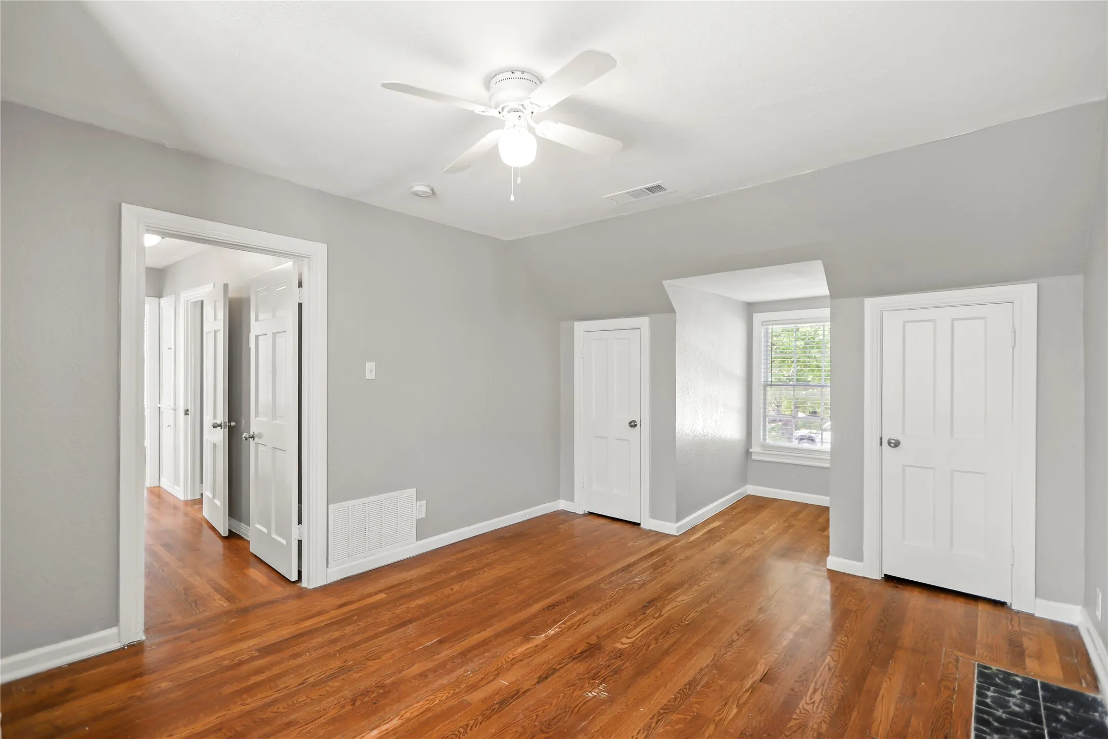 Single Family Residence For Rent in Tarrant County , 4112 Hampshire Boulevard, Fort Worth, Texas 76103, 3 Bedroom, 1 Bathroom, 1 Garage spaces, 1,216 Sqft, built in 1947, mls#21404810, Real Estate Agent in Fort Worth, Homes For Rent in Tarrant county, Homes For Rent in Fort Worth, Realtor in Fort Worth Texas, Real Estate Brokerage Independent Realty Texas, Luminita Cordes Realtor