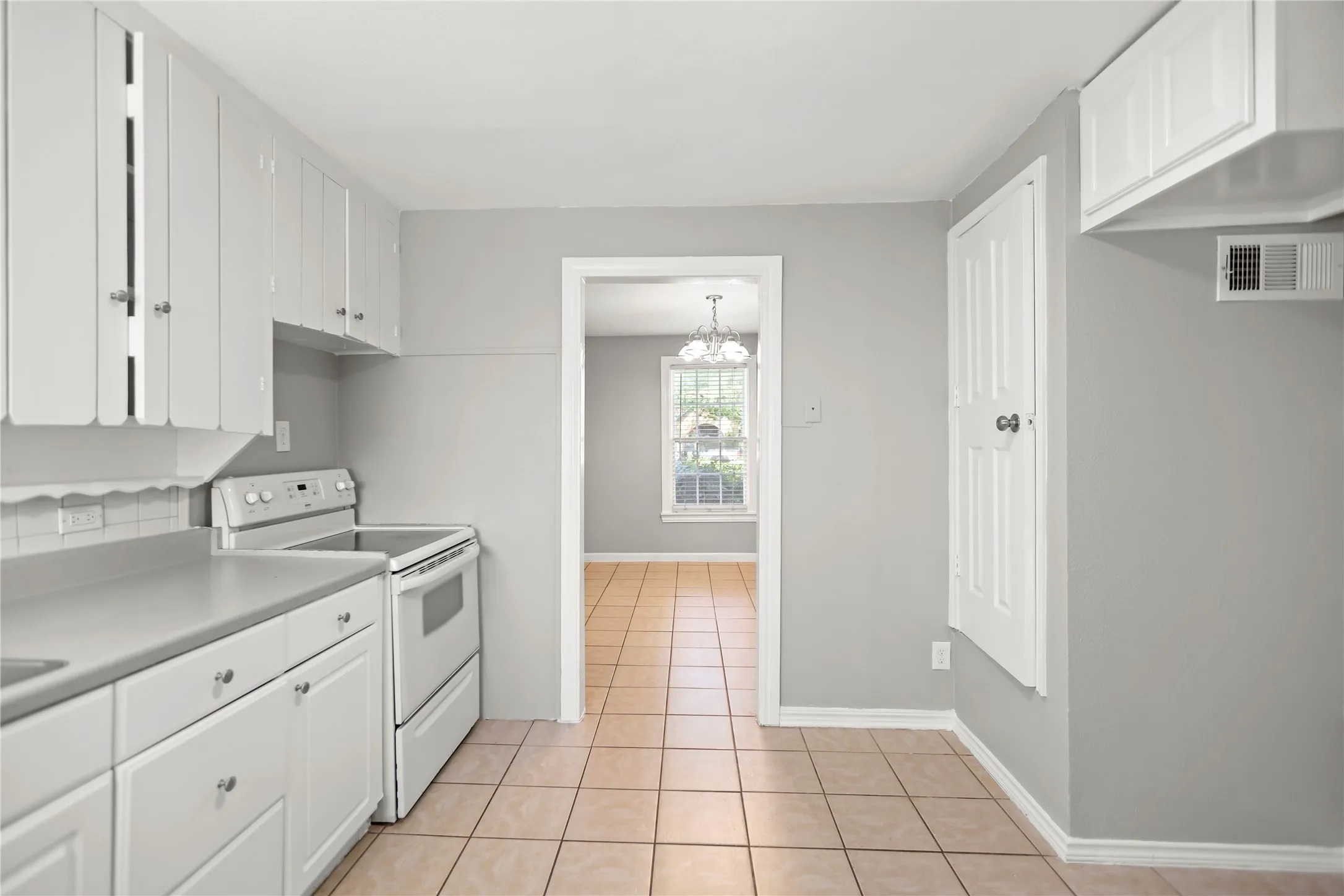Single Family Residence For Rent in Tarrant County , 4112 Hampshire Boulevard, Fort Worth, Texas 76103, 3 Bedroom, 1 Bathroom, 1 Garage spaces, 1,216 Sqft, built in 1947, mls#21404810, Real Estate Agent in Fort Worth, Homes For Rent in Tarrant county, Homes For Rent in Fort Worth, Realtor in Fort Worth Texas, Real Estate Brokerage Independent Realty Texas, Luminita Cordes Realtor