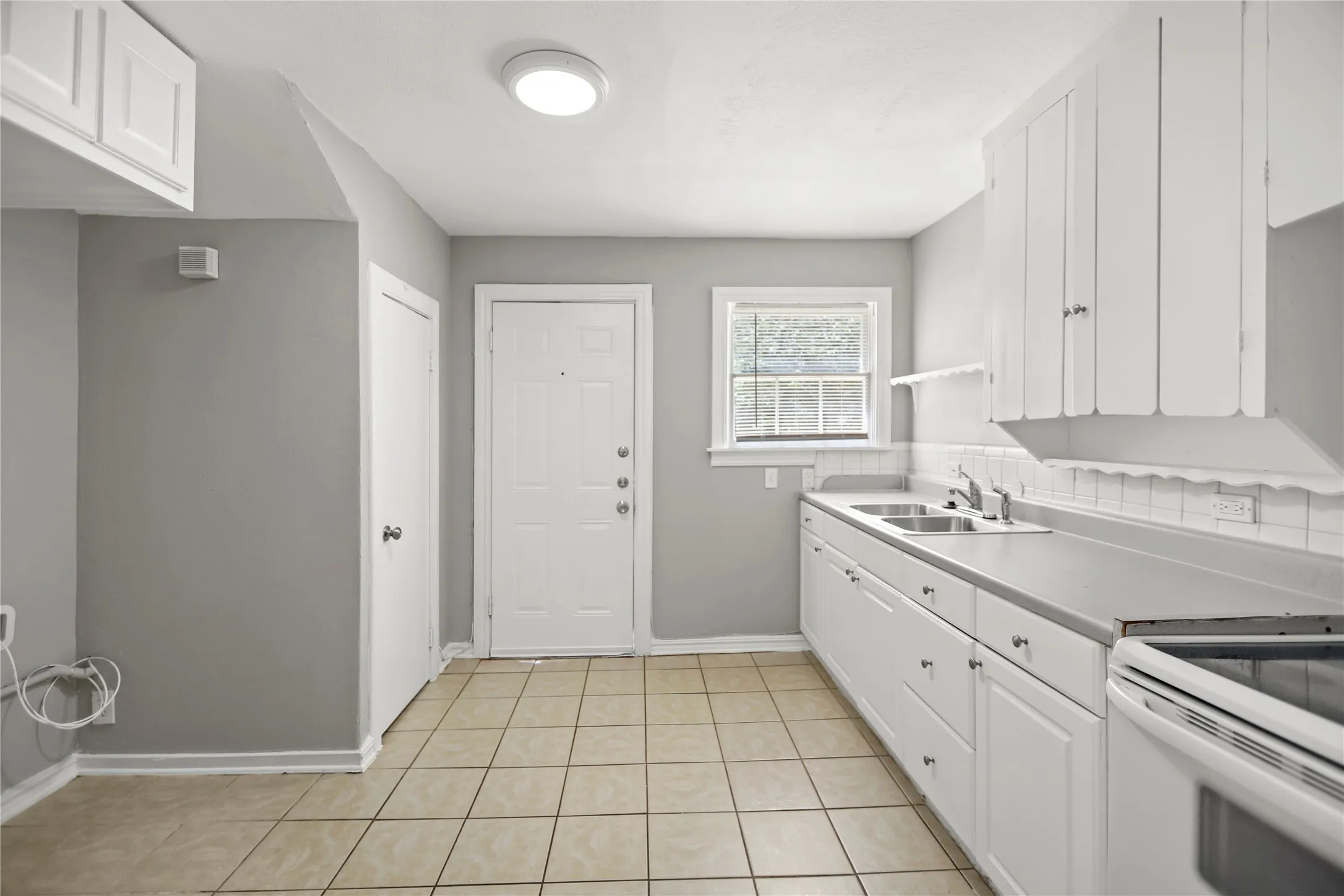 Single Family Residence For Rent in Tarrant County , 4112 Hampshire Boulevard, Fort Worth, Texas 76103, 3 Bedroom, 1 Bathroom, 1 Garage spaces, 1,216 Sqft, built in 1947, mls#21404810, Real Estate Agent in Fort Worth, Homes For Rent in Tarrant county, Homes For Rent in Fort Worth, Realtor in Fort Worth Texas, Real Estate Brokerage Independent Realty Texas, Luminita Cordes Realtor
