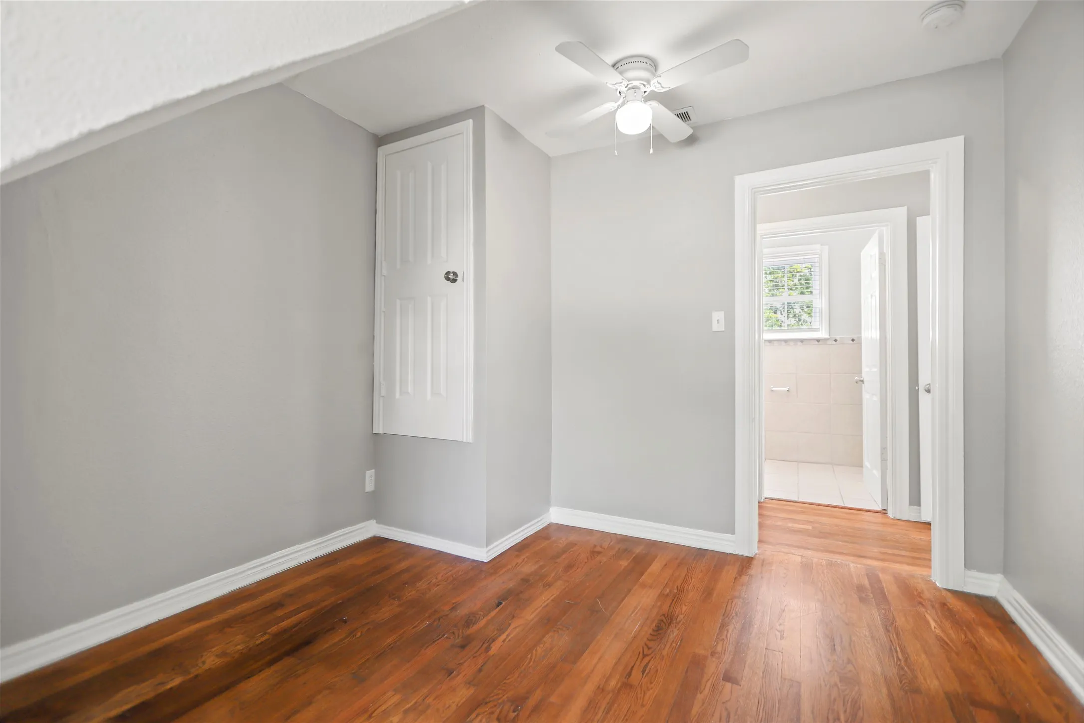 Single Family Residence For Rent in Tarrant County , 4112 Hampshire Boulevard, Fort Worth, Texas 76103, 3 Bedroom, 1 Bathroom, 1 Garage spaces, 1,216 Sqft, built in 1947, mls#21404810, Real Estate Agent in Fort Worth, Homes For Rent in Tarrant county, Homes For Rent in Fort Worth, Realtor in Fort Worth Texas, Real Estate Brokerage Independent Realty Texas, Luminita Cordes Realtor