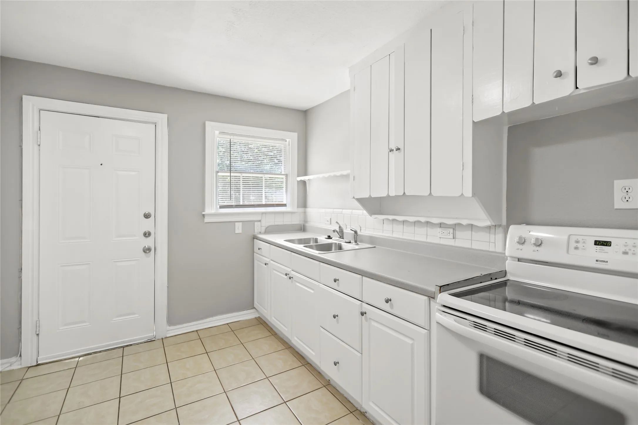 Single Family Residence For Rent in Tarrant County , 4112 Hampshire Boulevard, Fort Worth, Texas 76103, 3 Bedroom, 1 Bathroom, 1 Garage spaces, 1,216 Sqft, built in 1947, mls#21404810, Real Estate Agent in Fort Worth, Homes For Rent in Tarrant county, Homes For Rent in Fort Worth, Realtor in Fort Worth Texas, Real Estate Brokerage Independent Realty Texas, Luminita Cordes Realtor