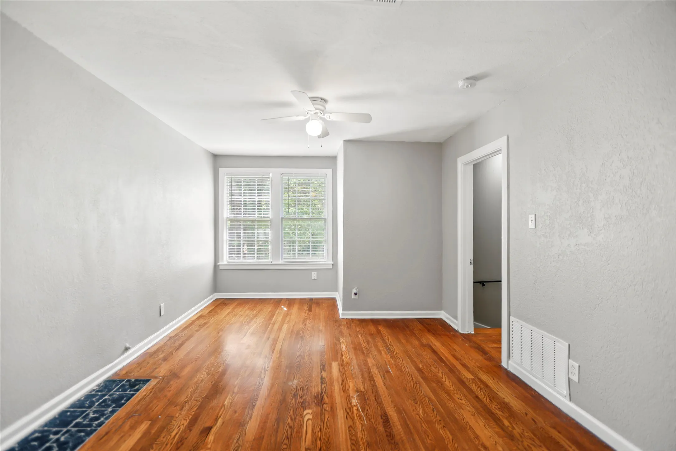 Single Family Residence For Rent in Tarrant County , 4112 Hampshire Boulevard, Fort Worth, Texas 76103, 3 Bedroom, 1 Bathroom, 1 Garage spaces, 1,216 Sqft, built in 1947, mls#21404810, Real Estate Agent in Fort Worth, Homes For Rent in Tarrant county, Homes For Rent in Fort Worth, Realtor in Fort Worth Texas, Real Estate Brokerage Independent Realty Texas, Luminita Cordes Realtor