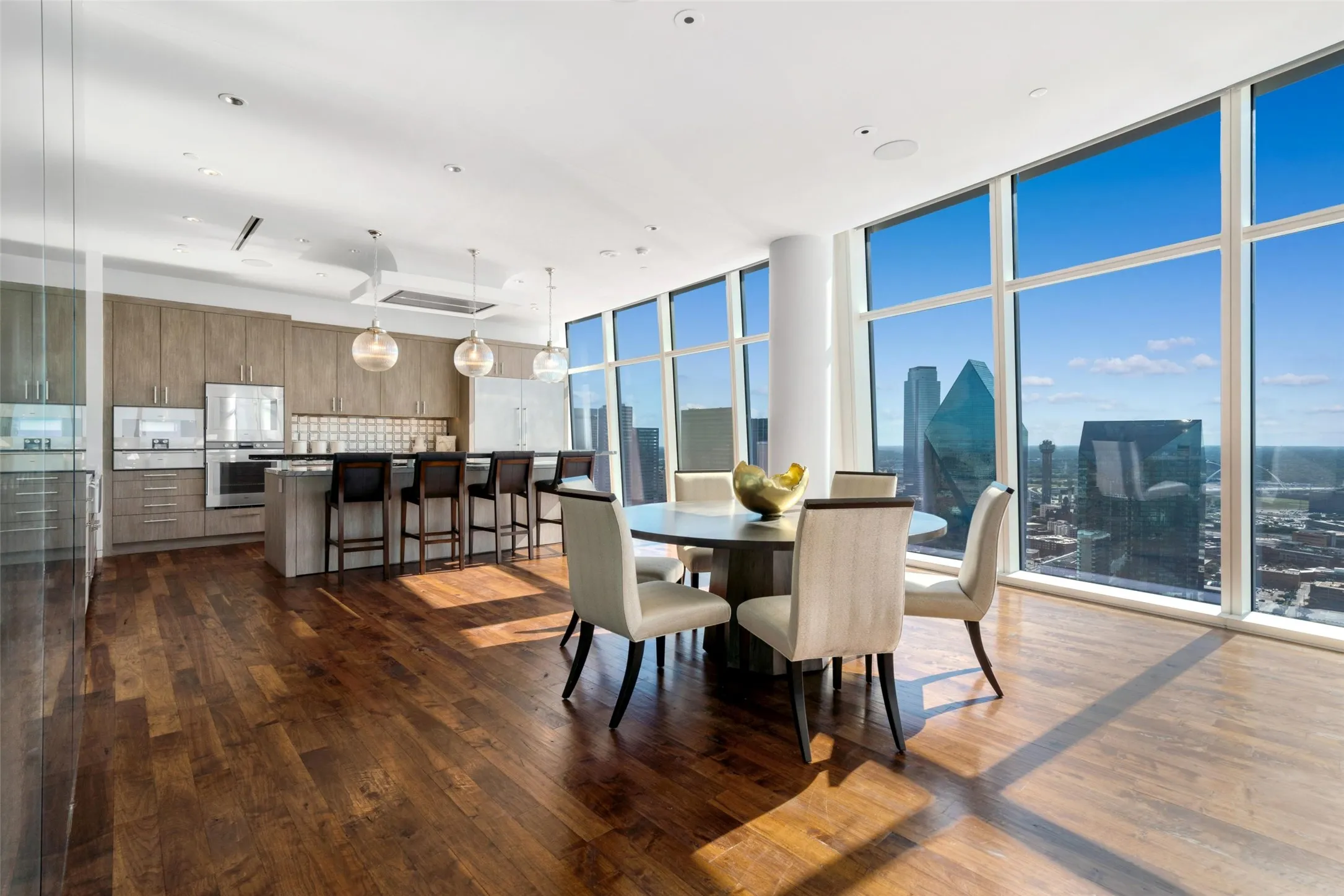 Condominium For Sale in Dallas County , 1918 Olive Street 3901, Dallas, Texas 75201, 2 Bedroom, 3 Bathroom, 3 Garage spaces, 4,587 Sqft, built in 2011, mls#21399247, Real Estate Agent in Dallas, Homes For Sale in Dallas county, Homes For Sale in Dallas, Realtor in Dallas Texas, Real Estate Brokerage Independent Realty Texas, Luminita Cordes Realtor