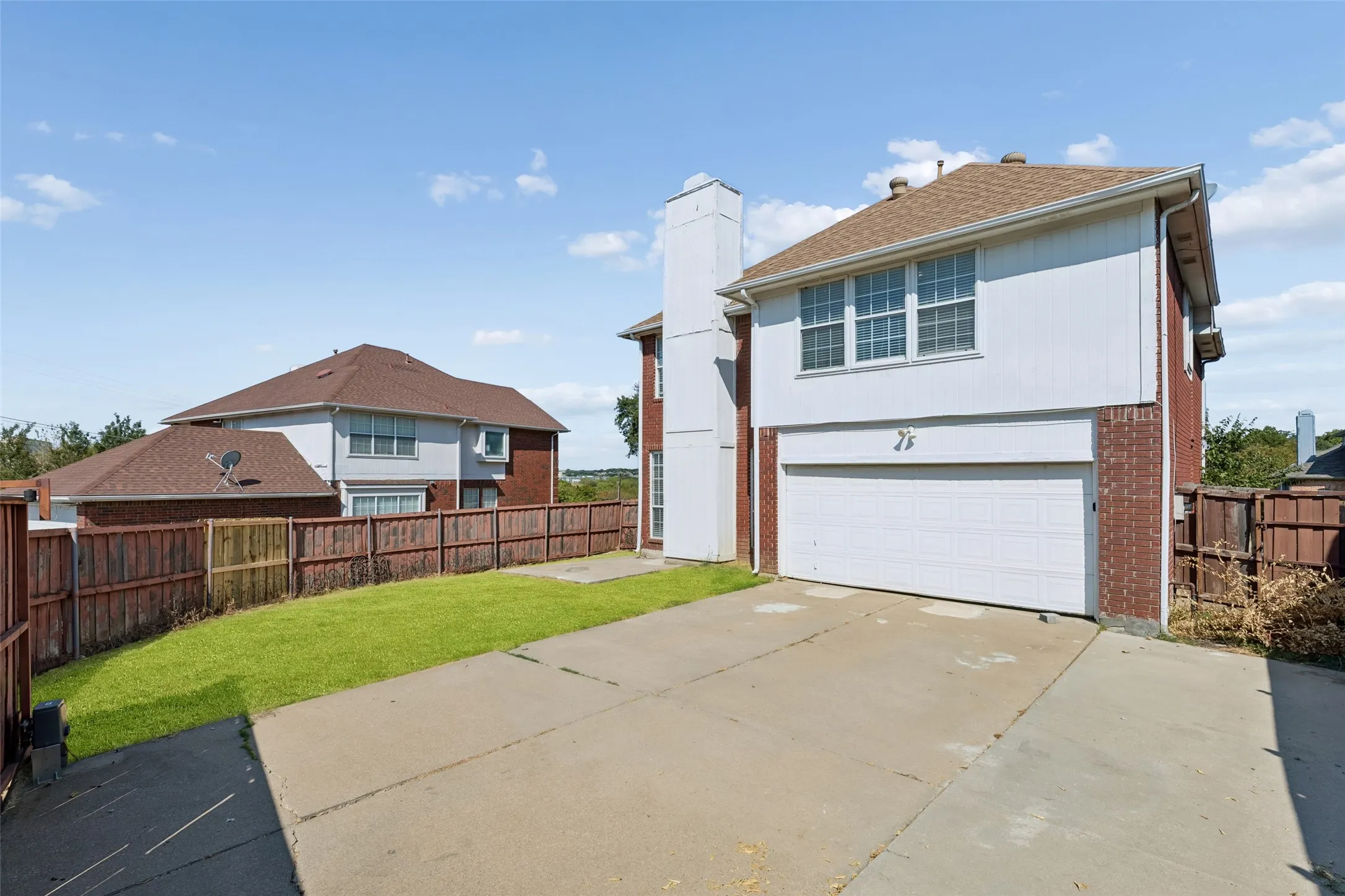 Single Family Residence For Sale in Dallas County , 1604 Bennington Drive, Carrollton, Texas 75007, 3 Bedroom, 3 Bathroom, 2 Garage spaces, 2,002 Sqft, built in 1993, mls#21404412, Real Estate Agent in Carrollton, Homes For Sale in Dallas county, Homes For Sale in Carrollton, Realtor in Carrollton Texas, Real Estate Brokerage Independent Realty Texas, Luminita Cordes Realtor