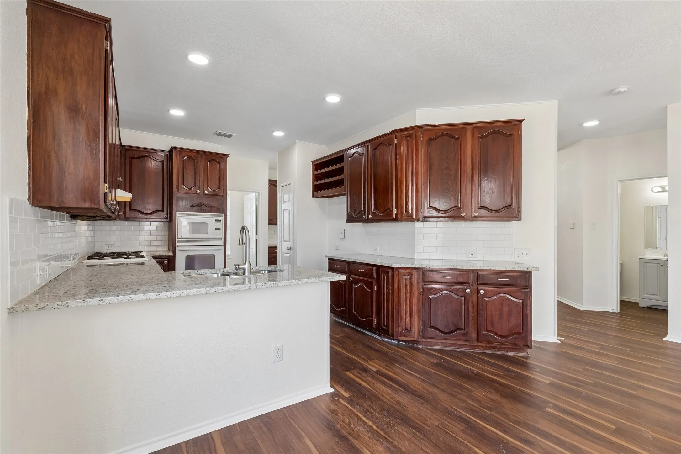 Single Family Residence For Sale in Dallas County , 1604 Bennington Drive, Carrollton, Texas 75007, 3 Bedroom, 3 Bathroom, 2 Garage spaces, 2,002 Sqft, built in 1993, mls#21404412, Real Estate Agent in Carrollton, Homes For Sale in Dallas county, Homes For Sale in Carrollton, Realtor in Carrollton Texas, Real Estate Brokerage Independent Realty Texas, Luminita Cordes Realtor
