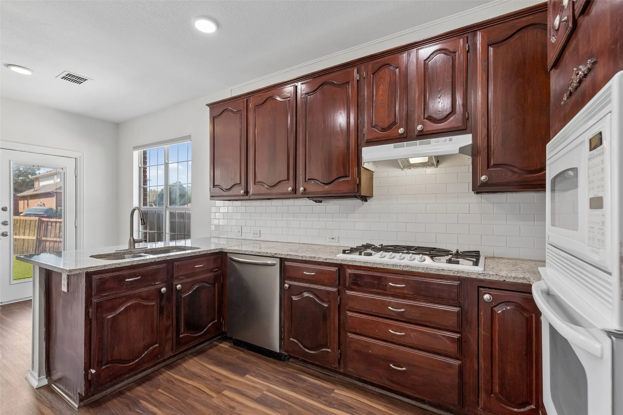 Single Family Residence For Sale in Dallas County , 1604 Bennington Drive, Carrollton, Texas 75007, 3 Bedroom, 3 Bathroom, 2 Garage spaces, 2,002 Sqft, built in 1993, mls#21404412, Real Estate Agent in Carrollton, Homes For Sale in Dallas county, Homes For Sale in Carrollton, Realtor in Carrollton Texas, Real Estate Brokerage Independent Realty Texas, Luminita Cordes Realtor