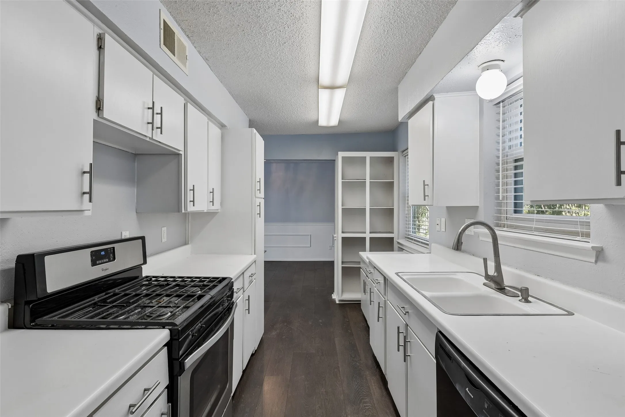 Condominium For Sale in Tarrant County , 6032 Westridge Lane 212, Fort Worth, Texas 76116, 3 Bedroom, 3 Bathroom, Garage spaces, 2,171 Sqft, built in 1969, mls#21404419, Real Estate Agent in Fort Worth, Homes For Sale in Tarrant county, Homes For Sale in Fort Worth, Realtor in Fort Worth Texas, Real Estate Brokerage Independent Realty Texas, Luminita Cordes Realtor