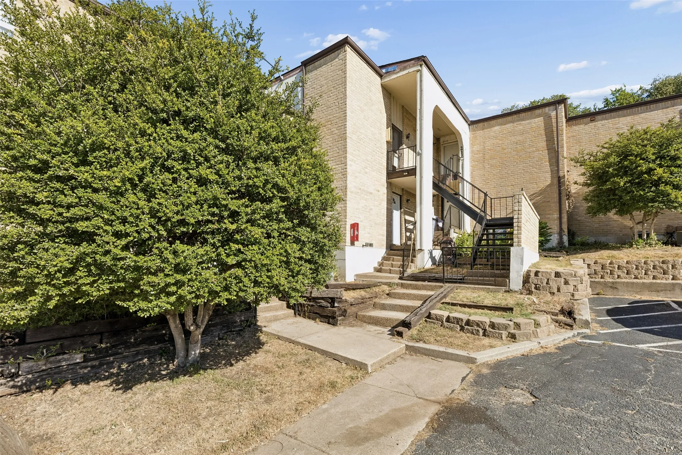 Condominium For Sale in Tarrant County , 6032 Westridge Lane 212, Fort Worth, Texas 76116, 3 Bedroom, 3 Bathroom, Garage spaces, 2,171 Sqft, built in 1969, mls#21404419, Real Estate Agent in Fort Worth, Homes For Sale in Tarrant county, Homes For Sale in Fort Worth, Realtor in Fort Worth Texas, Real Estate Brokerage Independent Realty Texas, Luminita Cordes Realtor