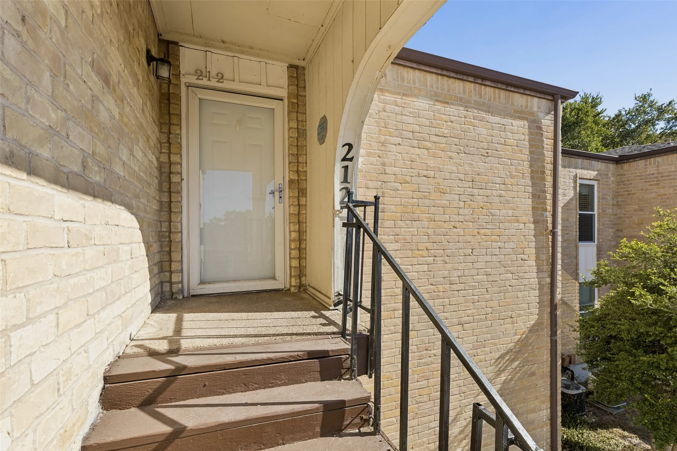 Condominium For Sale in Tarrant County , 6032 Westridge Lane 212, Fort Worth, Texas 76116, 3 Bedroom, 3 Bathroom, Garage spaces, 2,171 Sqft, built in 1969, mls#21404419, Real Estate Agent in Fort Worth, Homes For Sale in Tarrant county, Homes For Sale in Fort Worth, Realtor in Fort Worth Texas, Real Estate Brokerage Independent Realty Texas, Luminita Cordes Realtor