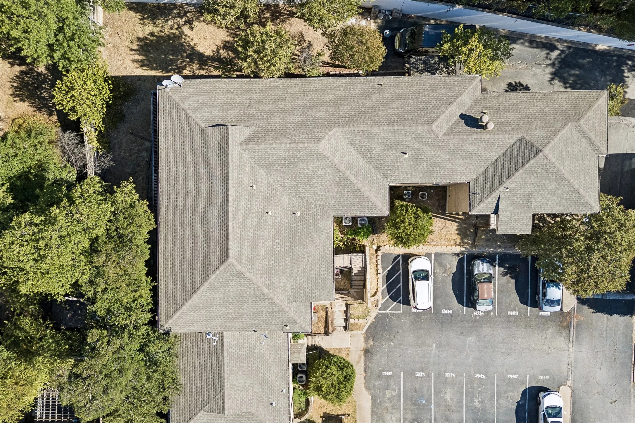 Condominium For Sale in Tarrant County , 6032 Westridge Lane 212, Fort Worth, Texas 76116, 3 Bedroom, 3 Bathroom, Garage spaces, 2,171 Sqft, built in 1969, mls#21404419, Real Estate Agent in Fort Worth, Homes For Sale in Tarrant county, Homes For Sale in Fort Worth, Realtor in Fort Worth Texas, Real Estate Brokerage Independent Realty Texas, Luminita Cordes Realtor