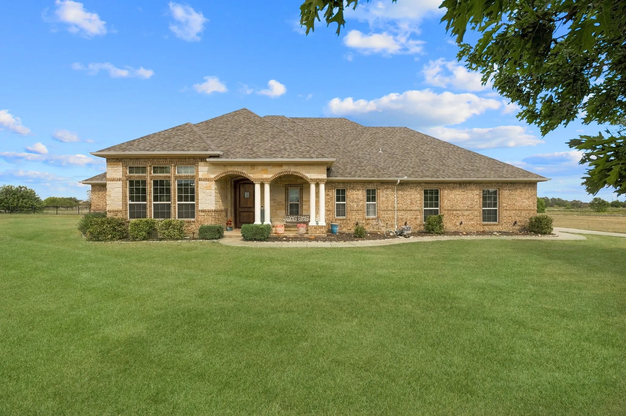 Single Family Residence For Sale in Kaufman County , 1066 Canyon Lake Road, Wills Point, Texas 75169, 5 Bedroom, 4 Bathroom, 3 Garage spaces, 3,355 Sqft, built in 2011, mls#21402680, Real Estate Agent in Wills Point, Homes For Sale in Kaufman county, Homes For Sale in Wills Point, Realtor in Wills Point Texas, Real Estate Brokerage Independent Realty Texas, Luminita Cordes Realtor