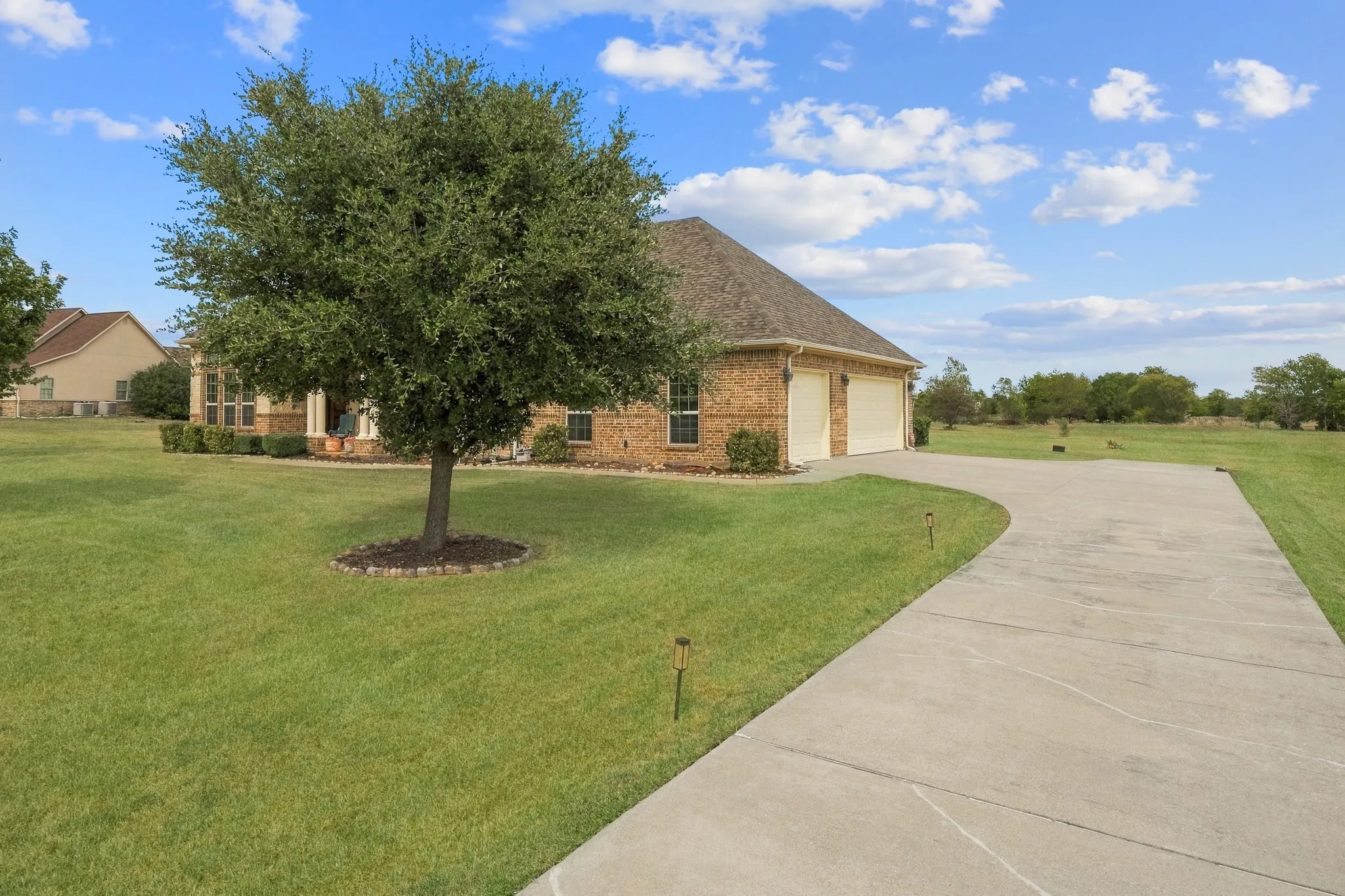 Single Family Residence For Sale in Kaufman County , 1066 Canyon Lake Road, Wills Point, Texas 75169, 5 Bedroom, 4 Bathroom, 3 Garage spaces, 3,355 Sqft, built in 2011, mls#21402680, Real Estate Agent in Wills Point, Homes For Sale in Kaufman county, Homes For Sale in Wills Point, Realtor in Wills Point Texas, Real Estate Brokerage Independent Realty Texas, Luminita Cordes Realtor