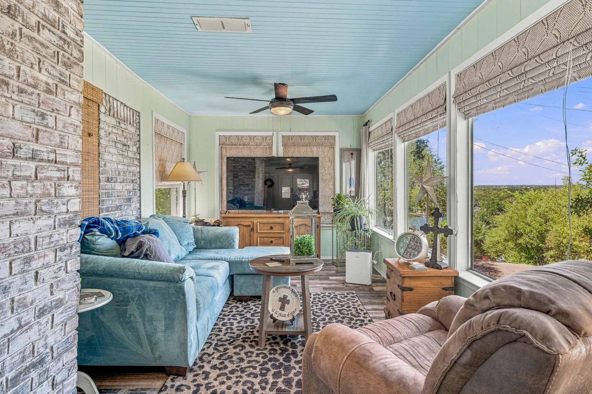 Single Family Residence For Sale in Hood County , 4304 Acoma Court, Granbury, Texas 76048, 4 Bedroom, 3 Bathroom, 4 Garage spaces, 2,212 Sqft, built in 1980, mls#21403980, Real Estate Agent in Granbury, Homes For Sale in Hood county, Homes For Sale in Granbury, Realtor in Granbury Texas, Real Estate Brokerage Independent Realty Texas, Luminita Cordes Realtor