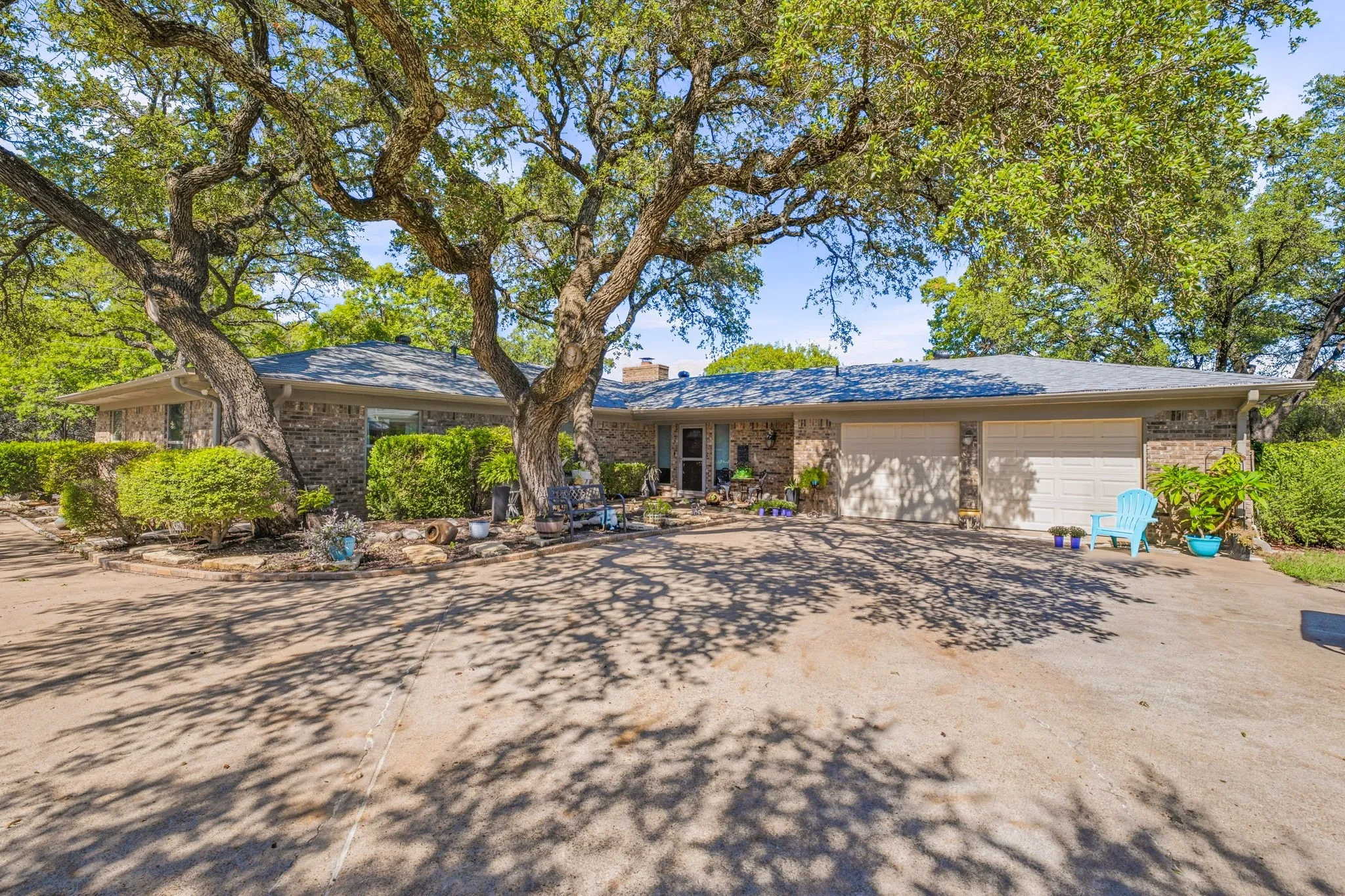 Single Family Residence For Sale in Hood County , 4304 Acoma Court, Granbury, Texas 76048, 4 Bedroom, 3 Bathroom, 4 Garage spaces, 2,212 Sqft, built in 1980, mls#21403980, Real Estate Agent in Granbury, Homes For Sale in Hood county, Homes For Sale in Granbury, Realtor in Granbury Texas, Real Estate Brokerage Independent Realty Texas, Luminita Cordes Realtor