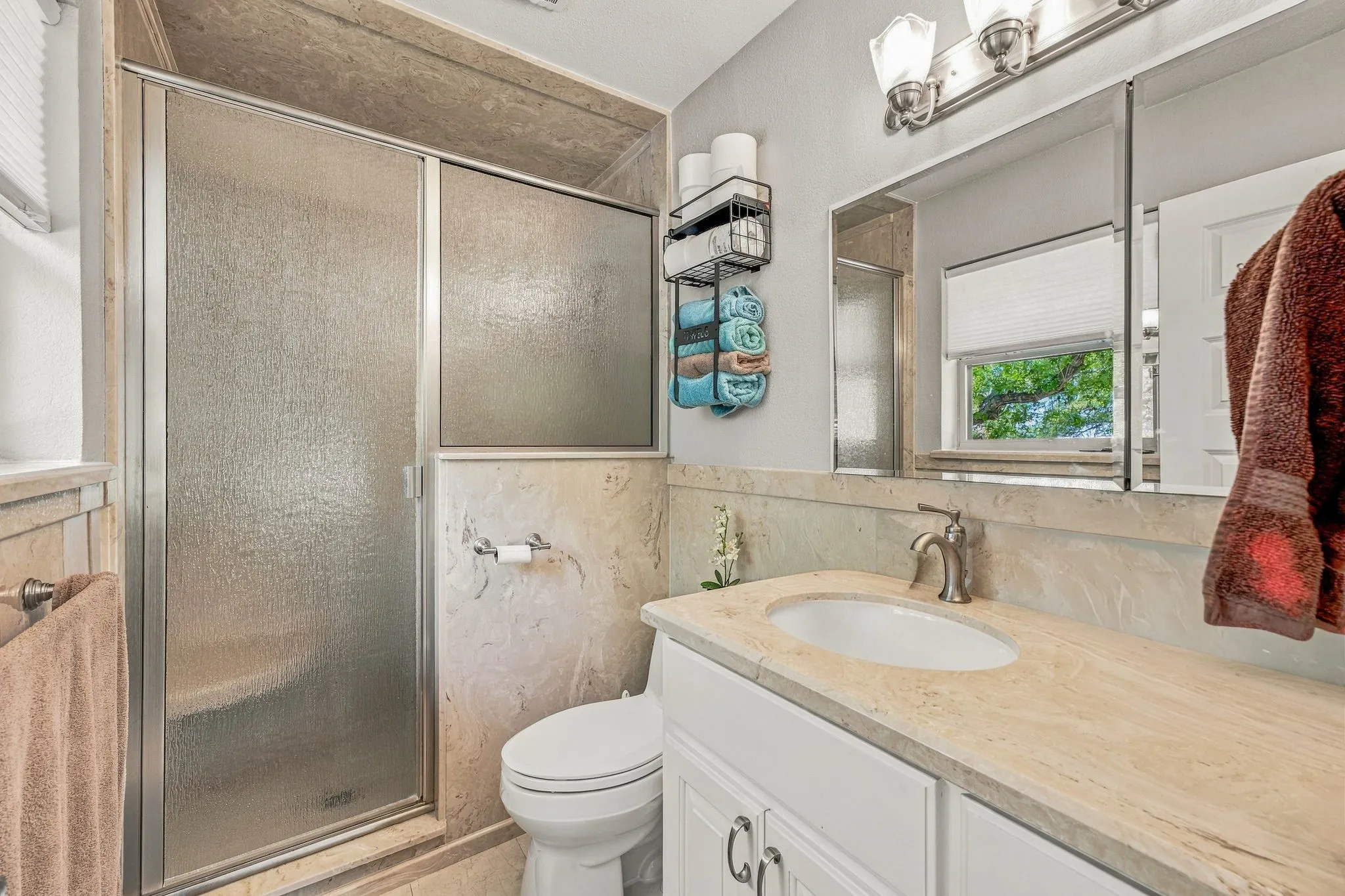 Single Family Residence For Sale in Hood County , 4304 Acoma Court, Granbury, Texas 76048, 4 Bedroom, 3 Bathroom, 4 Garage spaces, 2,212 Sqft, built in 1980, mls#21403980, Real Estate Agent in Granbury, Homes For Sale in Hood county, Homes For Sale in Granbury, Realtor in Granbury Texas, Real Estate Brokerage Independent Realty Texas, Luminita Cordes Realtor