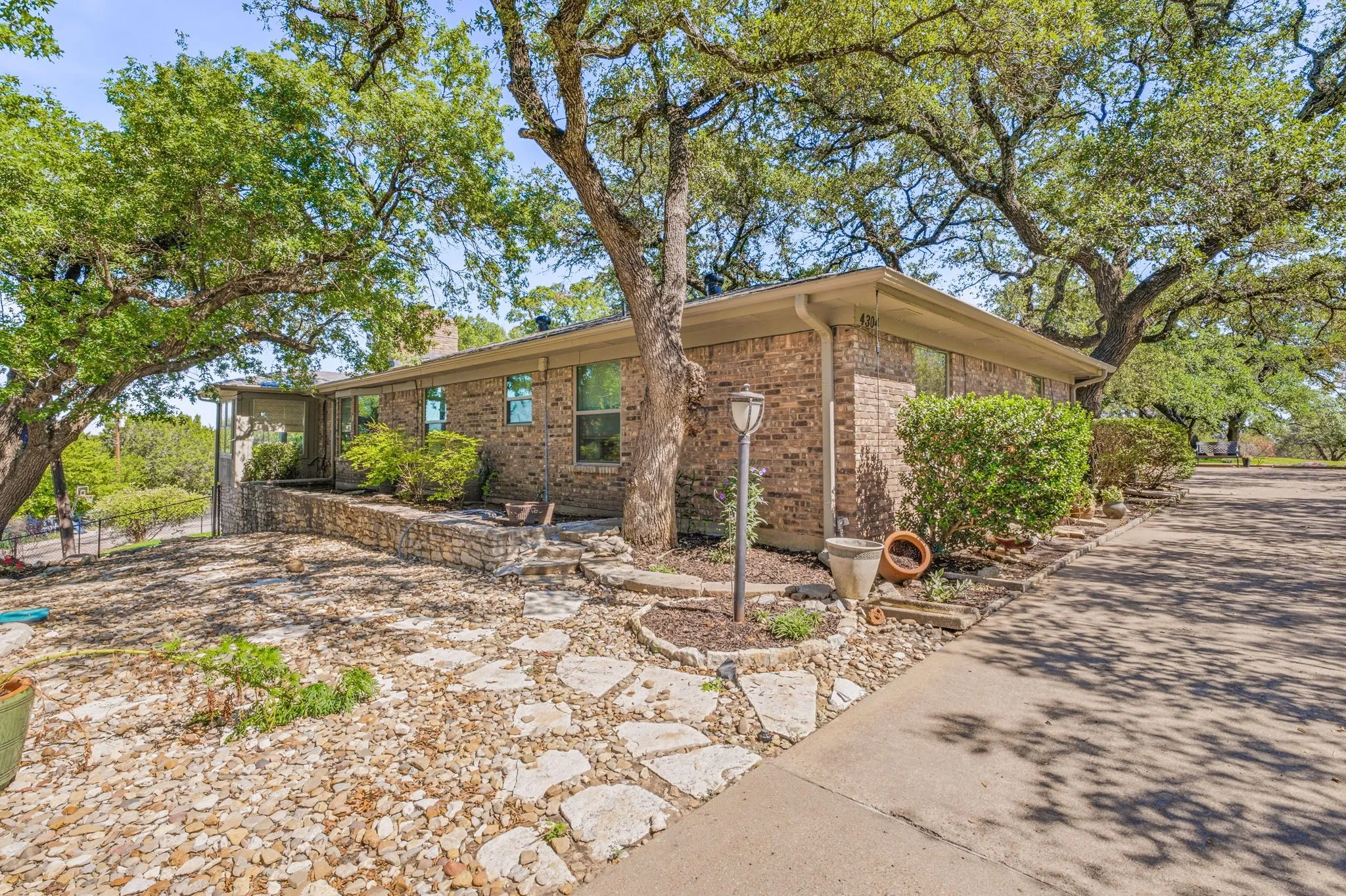 Single Family Residence For Sale in Hood County , 4304 Acoma Court, Granbury, Texas 76048, 4 Bedroom, 3 Bathroom, 4 Garage spaces, 2,212 Sqft, built in 1980, mls#21403980, Real Estate Agent in Granbury, Homes For Sale in Hood county, Homes For Sale in Granbury, Realtor in Granbury Texas, Real Estate Brokerage Independent Realty Texas, Luminita Cordes Realtor
