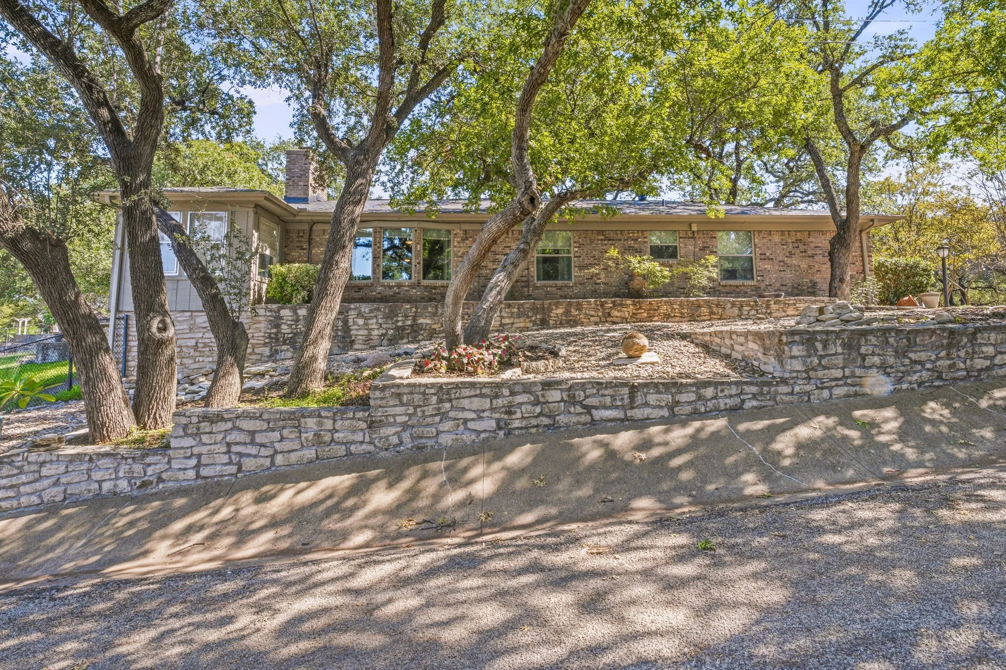 Single Family Residence For Sale in Hood County , 4304 Acoma Court, Granbury, Texas 76048, 4 Bedroom, 3 Bathroom, 4 Garage spaces, 2,212 Sqft, built in 1980, mls#21403980, Real Estate Agent in Granbury, Homes For Sale in Hood county, Homes For Sale in Granbury, Realtor in Granbury Texas, Real Estate Brokerage Independent Realty Texas, Luminita Cordes Realtor