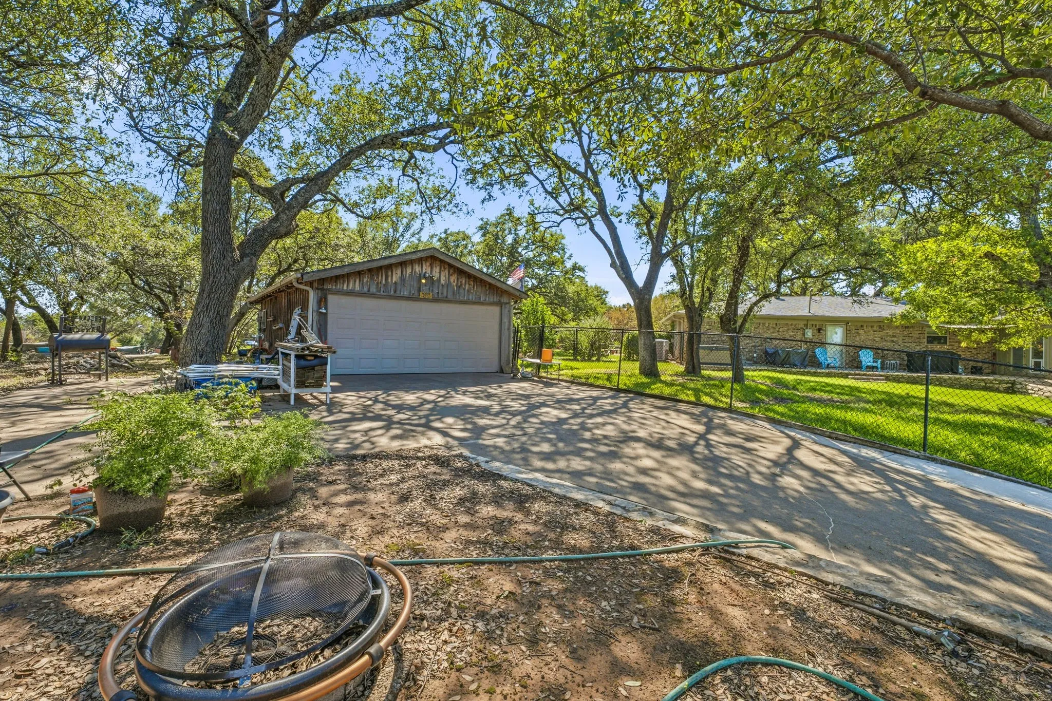 Single Family Residence For Sale in Hood County , 4304 Acoma Court, Granbury, Texas 76048, 4 Bedroom, 3 Bathroom, 4 Garage spaces, 2,212 Sqft, built in 1980, mls#21403980, Real Estate Agent in Granbury, Homes For Sale in Hood county, Homes For Sale in Granbury, Realtor in Granbury Texas, Real Estate Brokerage Independent Realty Texas, Luminita Cordes Realtor