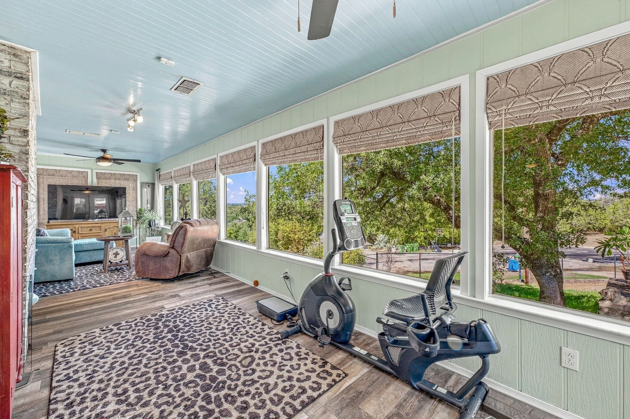Single Family Residence For Sale in Hood County , 4304 Acoma Court, Granbury, Texas 76048, 4 Bedroom, 3 Bathroom, 4 Garage spaces, 2,212 Sqft, built in 1980, mls#21403980, Real Estate Agent in Granbury, Homes For Sale in Hood county, Homes For Sale in Granbury, Realtor in Granbury Texas, Real Estate Brokerage Independent Realty Texas, Luminita Cordes Realtor