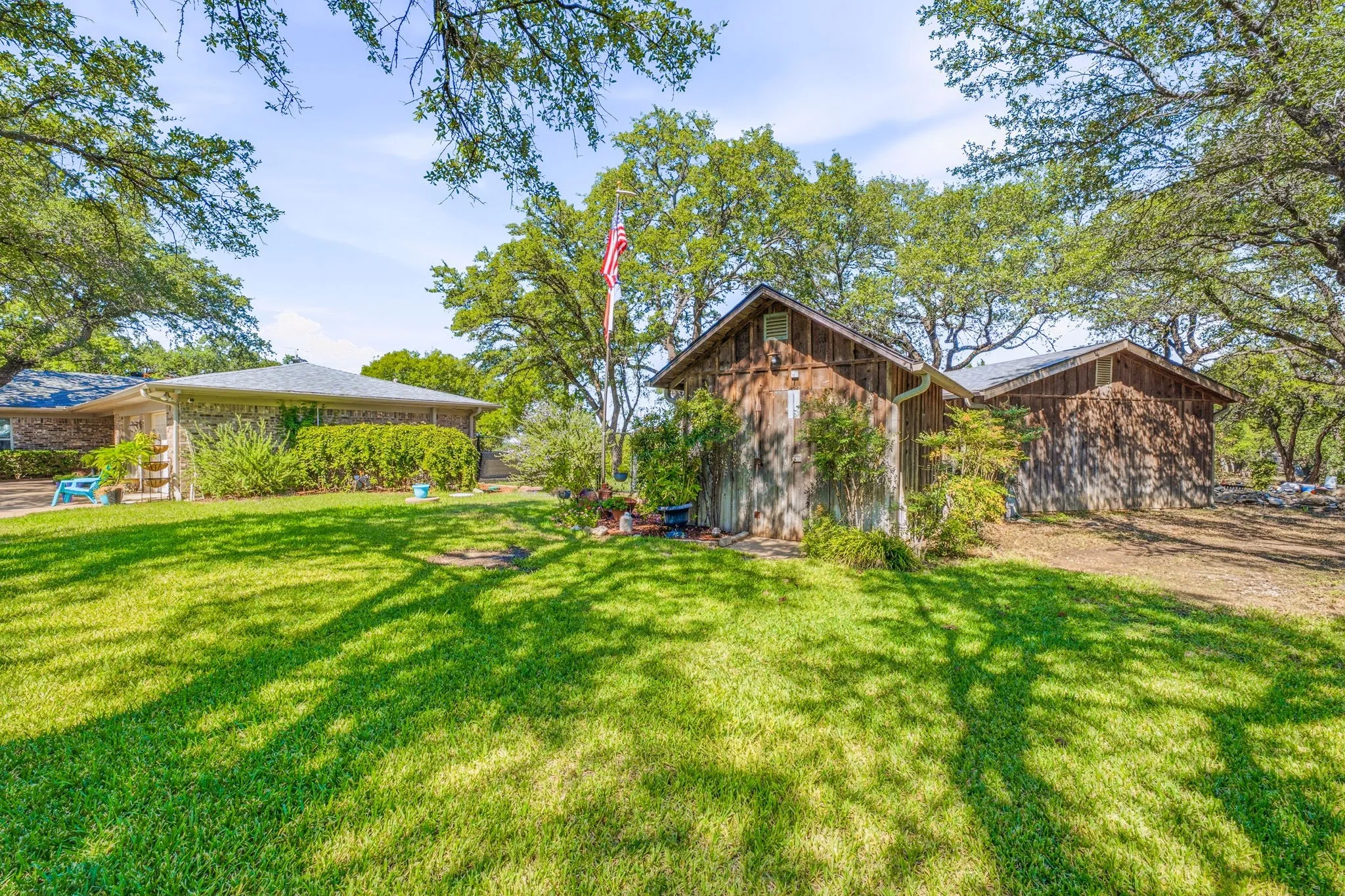 Single Family Residence For Sale in Hood County , 4304 Acoma Court, Granbury, Texas 76048, 4 Bedroom, 3 Bathroom, 4 Garage spaces, 2,212 Sqft, built in 1980, mls#21403980, Real Estate Agent in Granbury, Homes For Sale in Hood county, Homes For Sale in Granbury, Realtor in Granbury Texas, Real Estate Brokerage Independent Realty Texas, Luminita Cordes Realtor
