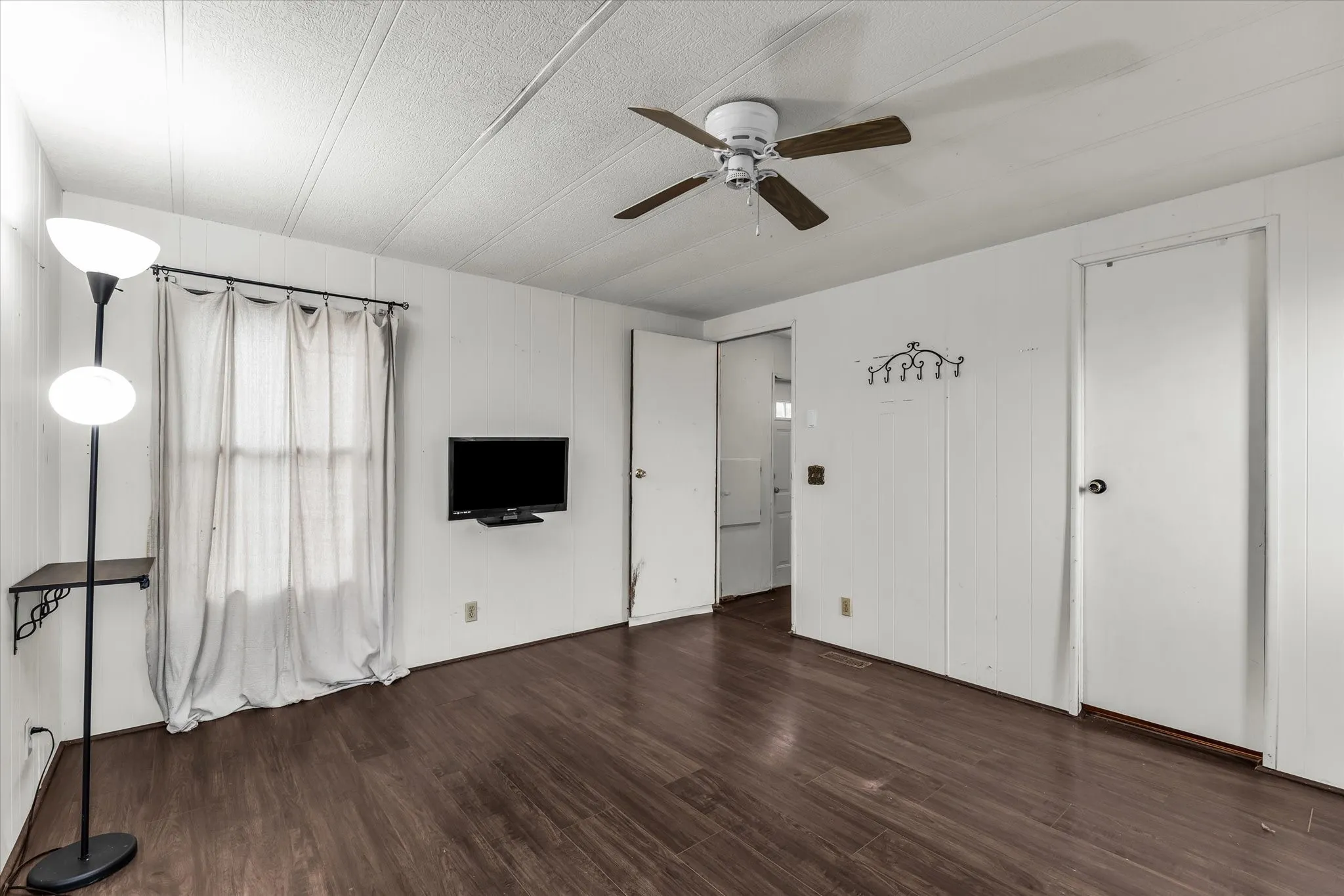 Mobile Home For Sale in Mc Lennan County , 0 Lakeside, China Spring, Texas 76633, 2 Bedroom, 2 Bathroom, Garage spaces, 1,216 Sqft, built in 2000, mls#21404814, Real Estate Agent in China Spring, Homes For Sale in Mc Lennan county, Homes For Sale in China Spring, Realtor in China Spring Texas, Real Estate Brokerage Independent Realty Texas, Luminita Cordes Realtor