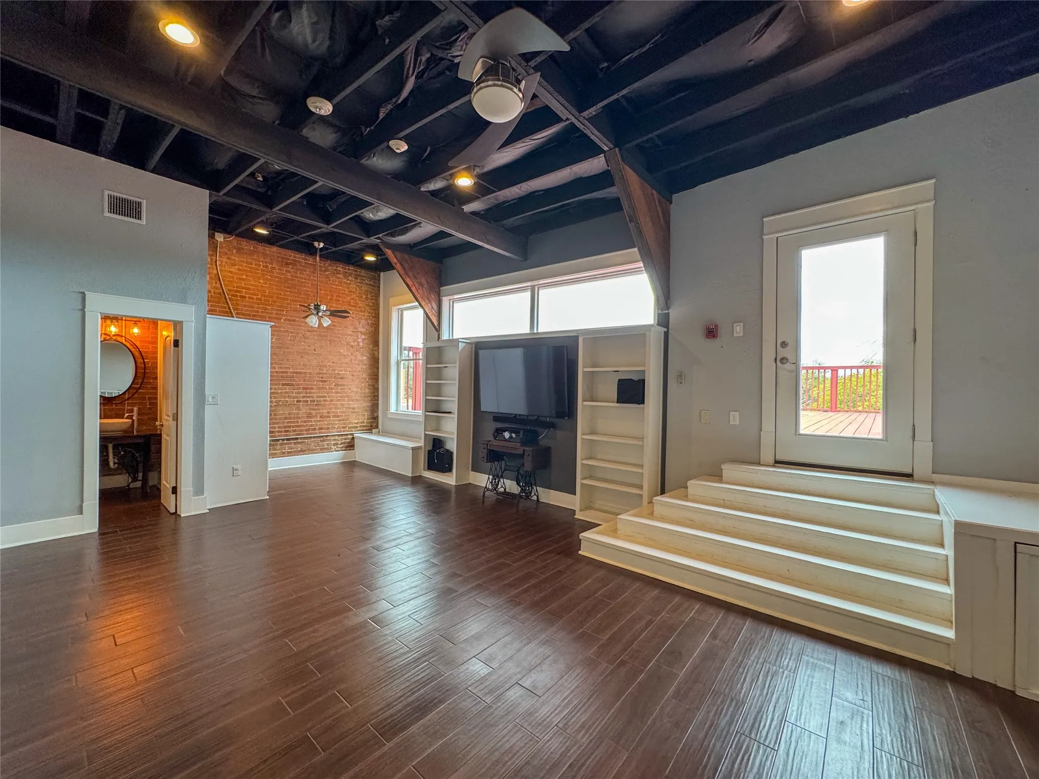 Apartment For Rent in Hunt County , 2816 Lee Street C, Greenville, Texas 75401, 2 Bedroom, 2 Bathroom, Garage spaces, 1,400 Sqft, built in 1930, mls#21404831, Real Estate Agent in Greenville, Homes For Rent in Hunt county, Homes For Rent in Greenville, Realtor in Greenville Texas, Real Estate Brokerage Independent Realty Texas, Luminita Cordes Realtor