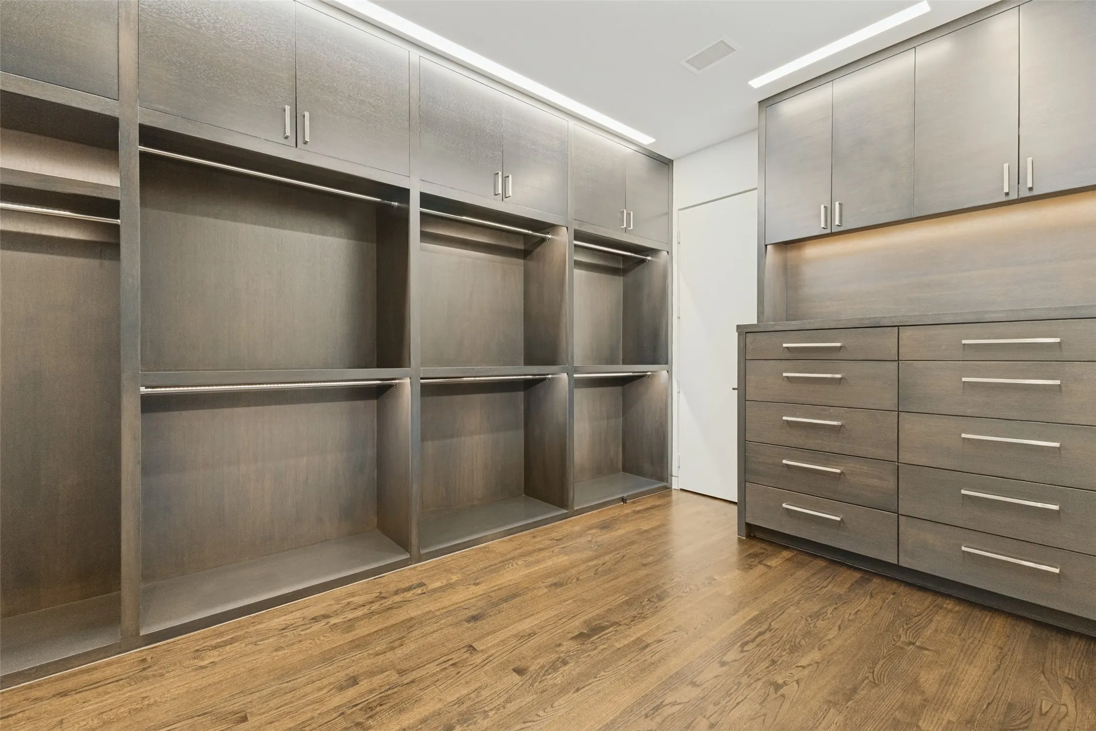 Single Family Residence For Rent in Dallas County , 4352 Fairfax Avenue, Highland Park, Texas 75205, 5 Bedroom, 7 Bathroom, 2 Garage spaces, 6,106 Sqft, built in 2016, mls#21402101, Real Estate Agent in Highland Park, Homes For Rent in Dallas county, Homes For Rent in Highland Park, Realtor in Highland Park Texas, Real Estate Brokerage Independent Realty Texas, Luminita Cordes Realtor