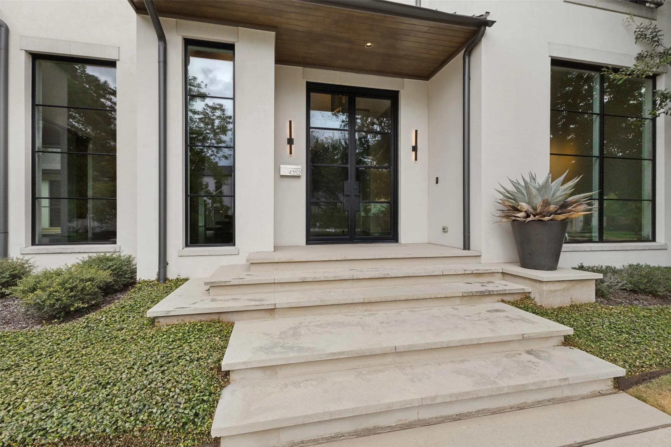 Single Family Residence For Rent in Dallas County , 4352 Fairfax Avenue, Highland Park, Texas 75205, 5 Bedroom, 7 Bathroom, 2 Garage spaces, 6,106 Sqft, built in 2016, mls#21402101, Real Estate Agent in Highland Park, Homes For Rent in Dallas county, Homes For Rent in Highland Park, Realtor in Highland Park Texas, Real Estate Brokerage Independent Realty Texas, Luminita Cordes Realtor