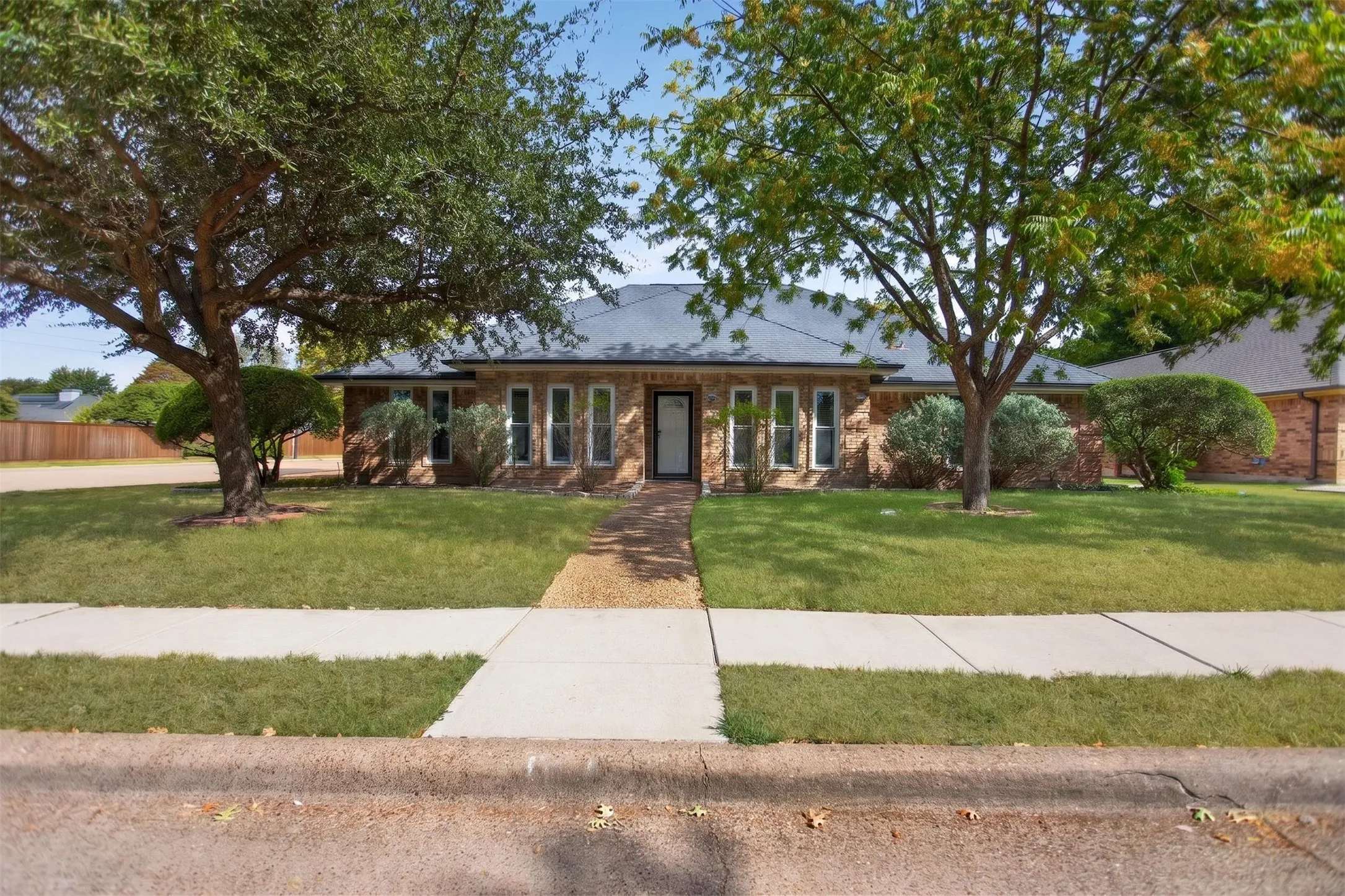 Single Family Residence For Sale in Collin County , 901 Willow Brook Drive, Allen, Texas 75002, 4 Bedroom, 3 Bathroom, 2 Garage spaces, 2,396 Sqft, built in 1984, mls#21380332, Real Estate Agent in Allen, Homes For Sale in Collin county, Homes For Sale in Allen, Realtor in Allen Texas, Real Estate Brokerage Independent Realty Texas, Luminita Cordes Realtor