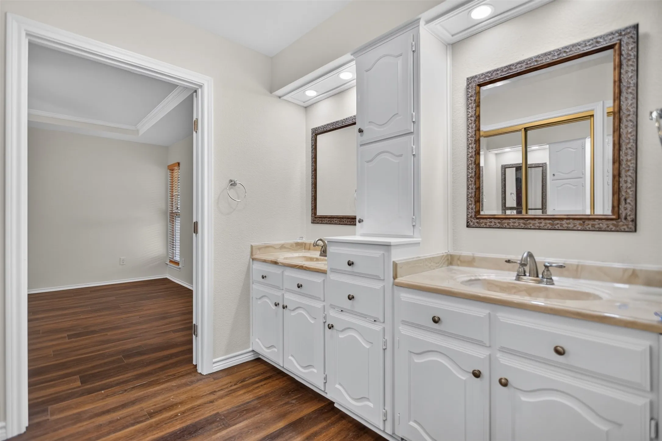 dual vanities in the primary