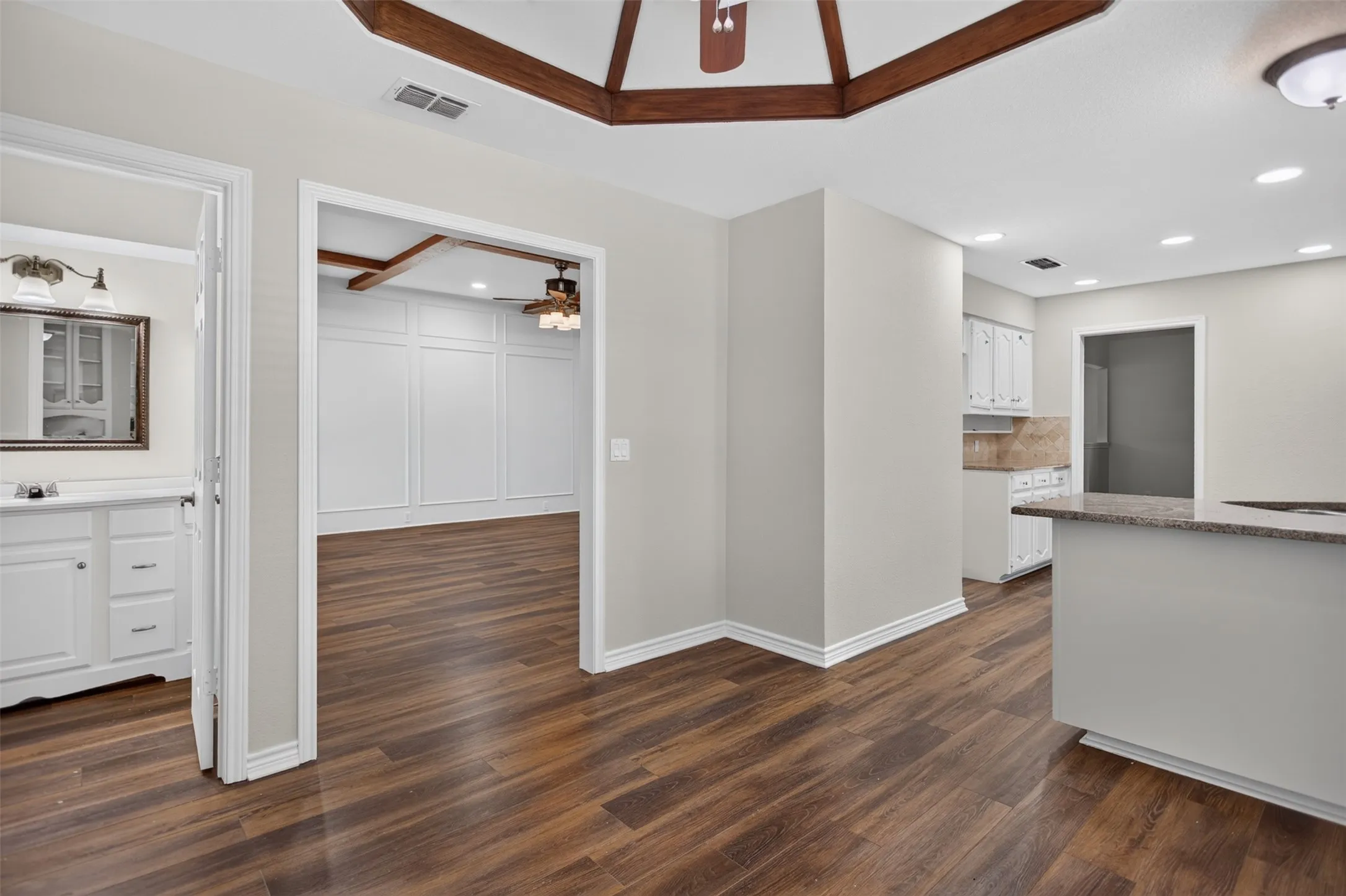 Single Family Residence For Sale in Collin County , 901 Willow Brook Drive, Allen, Texas 75002, 4 Bedroom, 3 Bathroom, 2 Garage spaces, 2,396 Sqft, built in 1984, mls#21380332, Real Estate Agent in Allen, Homes For Sale in Collin county, Homes For Sale in Allen, Realtor in Allen Texas, Real Estate Brokerage Independent Realty Texas, Luminita Cordes Realtor