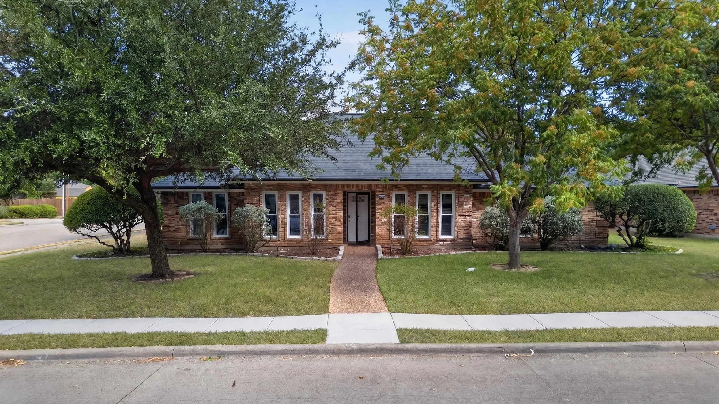 Super shaded corner lot!
