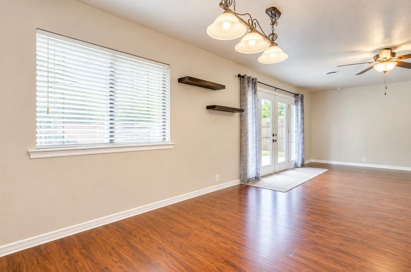Single Family Residence For Rent in Tarrant County , 1813 Thomas Place, Arlington, Texas 76010, 3 Bedroom, 2 Bathroom, 2 Garage spaces, 1,961 Sqft, built in 1954, mls#21404856, Real Estate Agent in Arlington, Homes For Rent in Tarrant county, Homes For Rent in Arlington, Realtor in Arlington Texas, Real Estate Brokerage Independent Realty Texas, Luminita Cordes Realtor