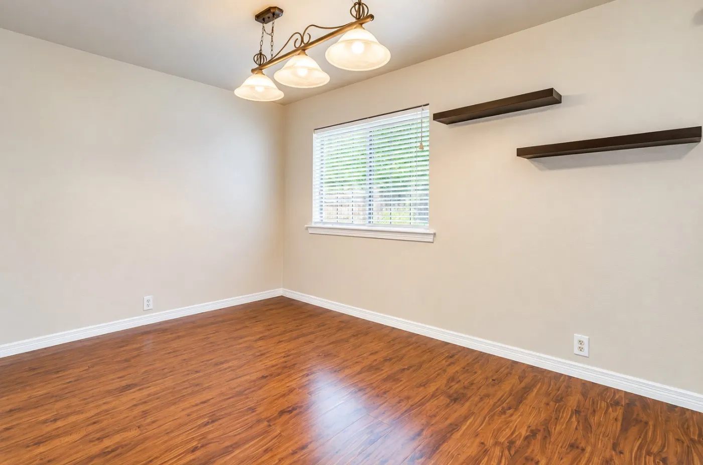 Single Family Residence For Rent in Tarrant County , 1813 Thomas Place, Arlington, Texas 76010, 3 Bedroom, 2 Bathroom, 2 Garage spaces, 1,961 Sqft, built in 1954, mls#21404856, Real Estate Agent in Arlington, Homes For Rent in Tarrant county, Homes For Rent in Arlington, Realtor in Arlington Texas, Real Estate Brokerage Independent Realty Texas, Luminita Cordes Realtor