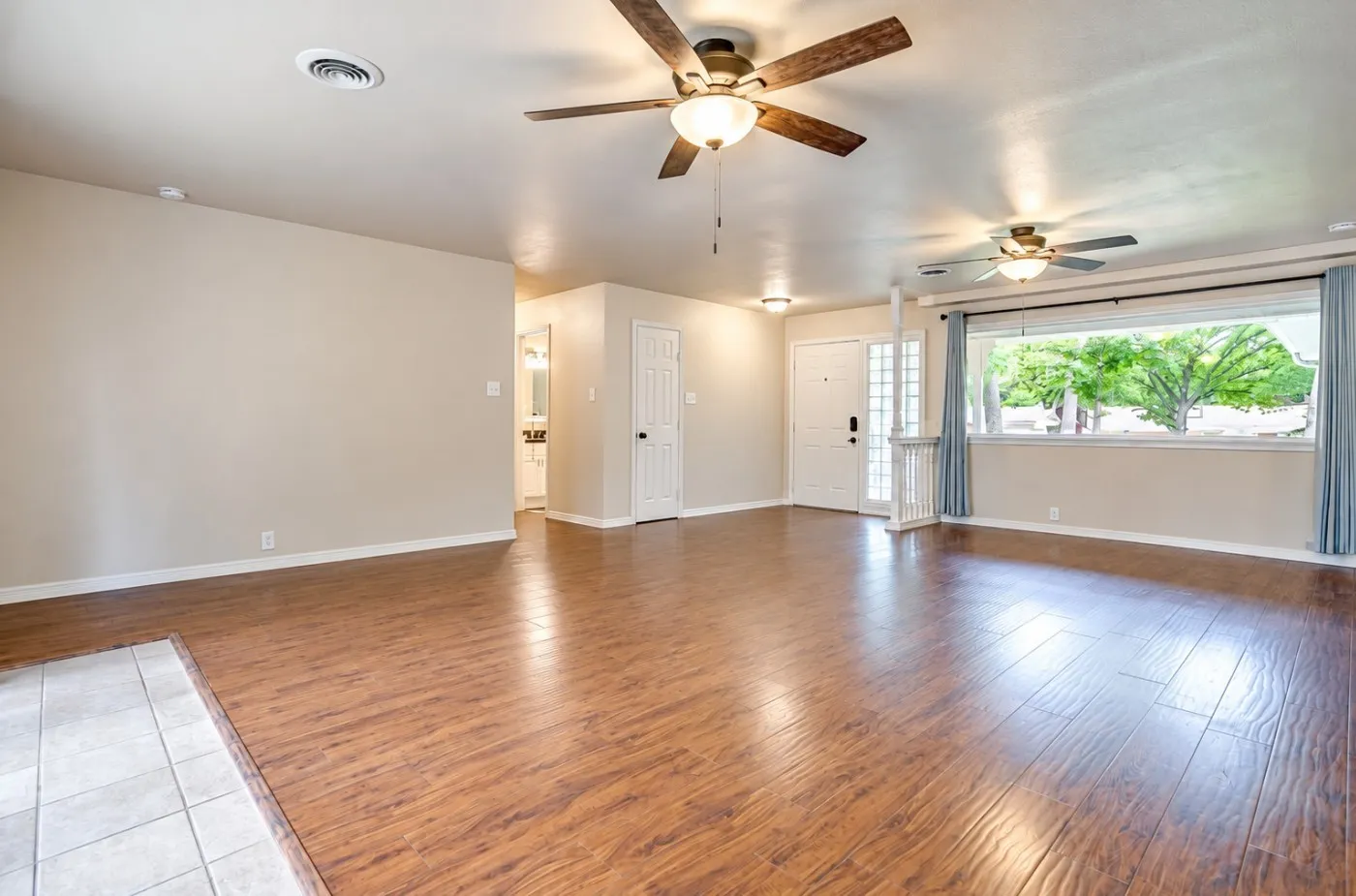Single Family Residence For Rent in Tarrant County , 1813 Thomas Place, Arlington, Texas 76010, 3 Bedroom, 2 Bathroom, 2 Garage spaces, 1,961 Sqft, built in 1954, mls#21404856, Real Estate Agent in Arlington, Homes For Rent in Tarrant county, Homes For Rent in Arlington, Realtor in Arlington Texas, Real Estate Brokerage Independent Realty Texas, Luminita Cordes Realtor