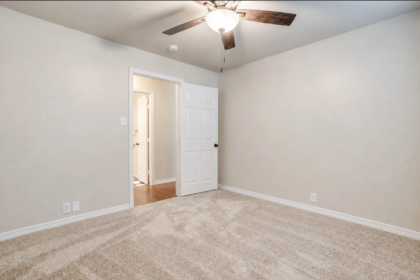 Single Family Residence For Rent in Tarrant County , 1813 Thomas Place, Arlington, Texas 76010, 3 Bedroom, 2 Bathroom, 2 Garage spaces, 1,961 Sqft, built in 1954, mls#21404856, Real Estate Agent in Arlington, Homes For Rent in Tarrant county, Homes For Rent in Arlington, Realtor in Arlington Texas, Real Estate Brokerage Independent Realty Texas, Luminita Cordes Realtor