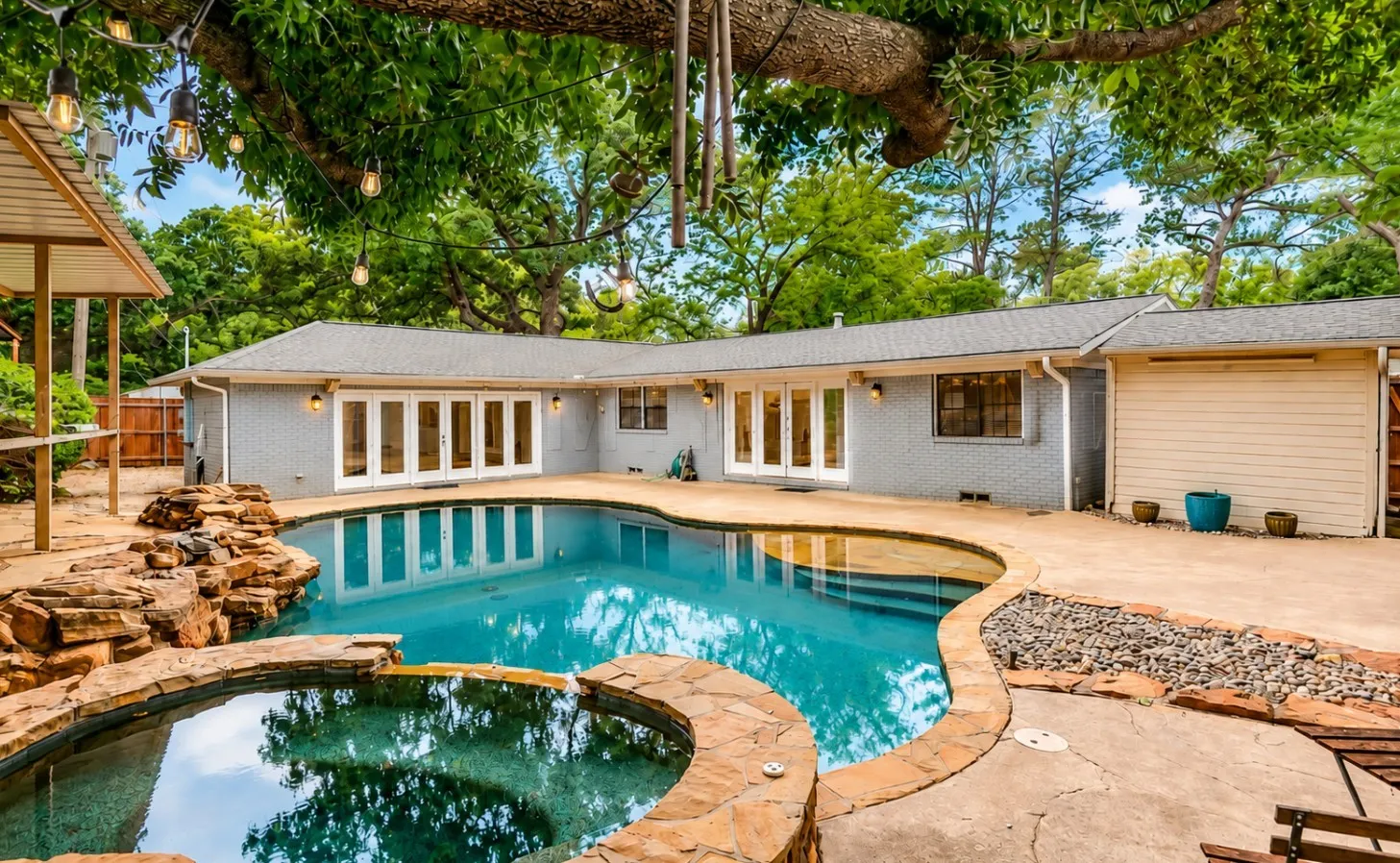 Single Family Residence For Rent in Tarrant County , 1813 Thomas Place, Arlington, Texas 76010, 3 Bedroom, 2 Bathroom, 2 Garage spaces, 1,961 Sqft, built in 1954, mls#21404856, Real Estate Agent in Arlington, Homes For Rent in Tarrant county, Homes For Rent in Arlington, Realtor in Arlington Texas, Real Estate Brokerage Independent Realty Texas, Luminita Cordes Realtor