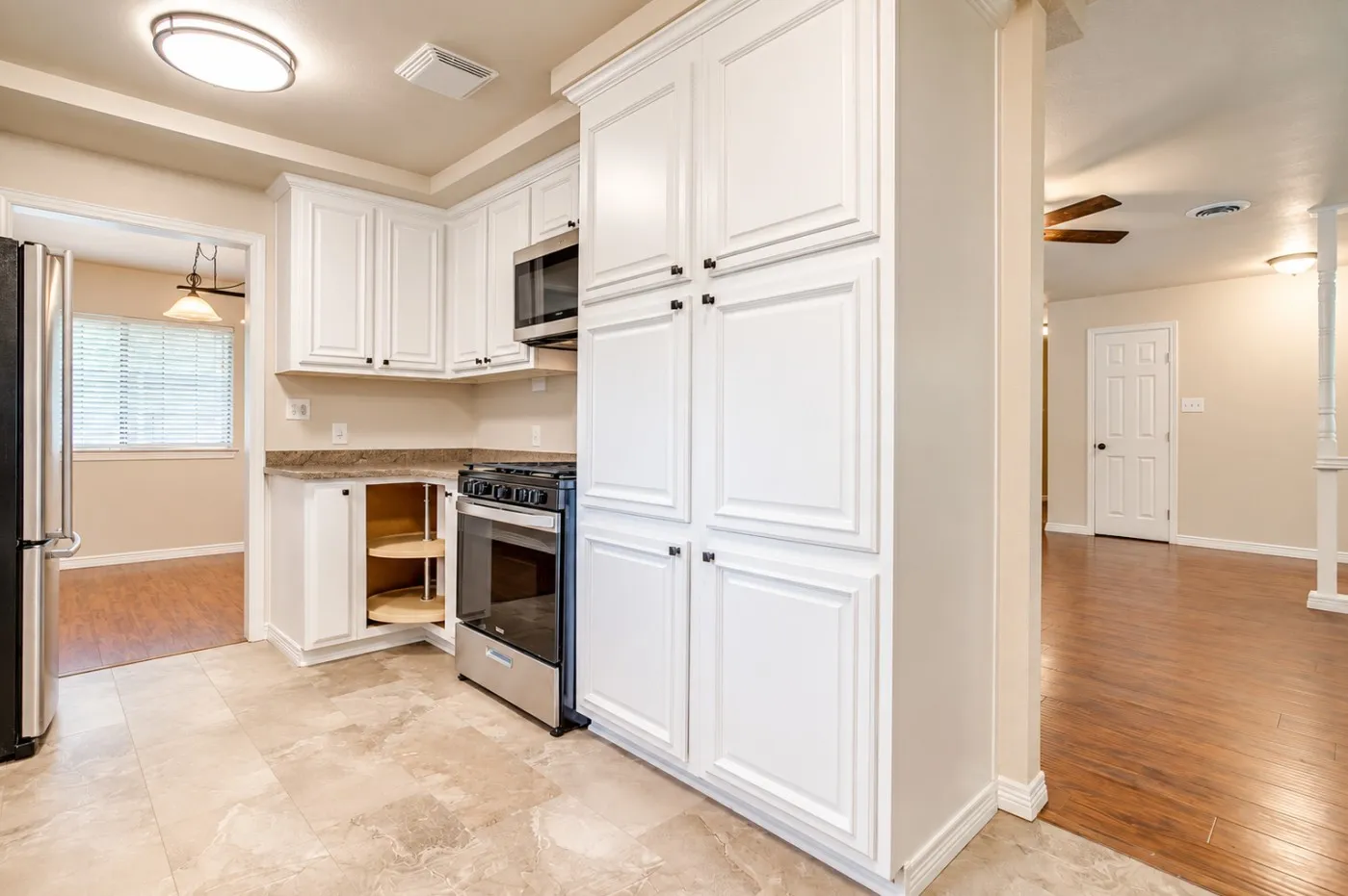 Single Family Residence For Rent in Tarrant County , 1813 Thomas Place, Arlington, Texas 76010, 3 Bedroom, 2 Bathroom, 2 Garage spaces, 1,961 Sqft, built in 1954, mls#21404856, Real Estate Agent in Arlington, Homes For Rent in Tarrant county, Homes For Rent in Arlington, Realtor in Arlington Texas, Real Estate Brokerage Independent Realty Texas, Luminita Cordes Realtor
