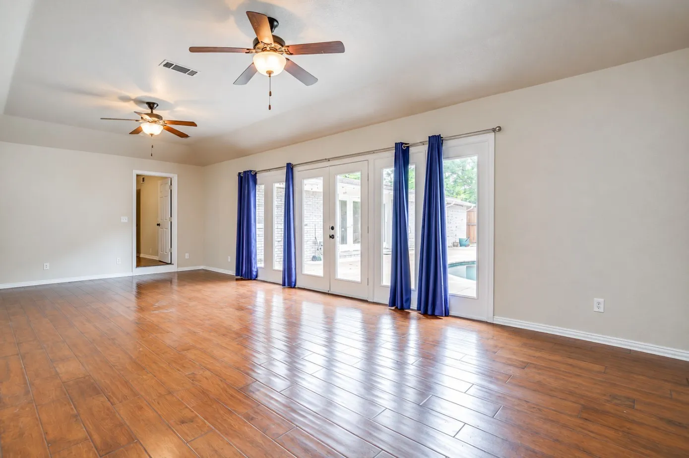 Single Family Residence For Rent in Tarrant County , 1813 Thomas Place, Arlington, Texas 76010, 3 Bedroom, 2 Bathroom, 2 Garage spaces, 1,961 Sqft, built in 1954, mls#21404856, Real Estate Agent in Arlington, Homes For Rent in Tarrant county, Homes For Rent in Arlington, Realtor in Arlington Texas, Real Estate Brokerage Independent Realty Texas, Luminita Cordes Realtor