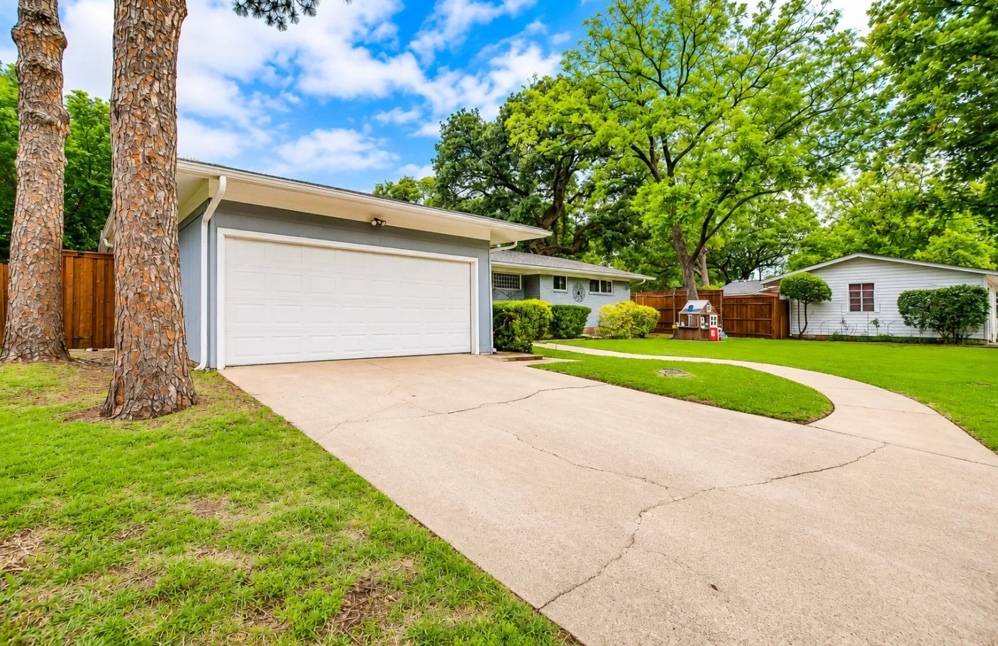 Single Family Residence For Rent in Tarrant County , 1813 Thomas Place, Arlington, Texas 76010, 3 Bedroom, 2 Bathroom, 2 Garage spaces, 1,961 Sqft, built in 1954, mls#21404856, Real Estate Agent in Arlington, Homes For Rent in Tarrant county, Homes For Rent in Arlington, Realtor in Arlington Texas, Real Estate Brokerage Independent Realty Texas, Luminita Cordes Realtor