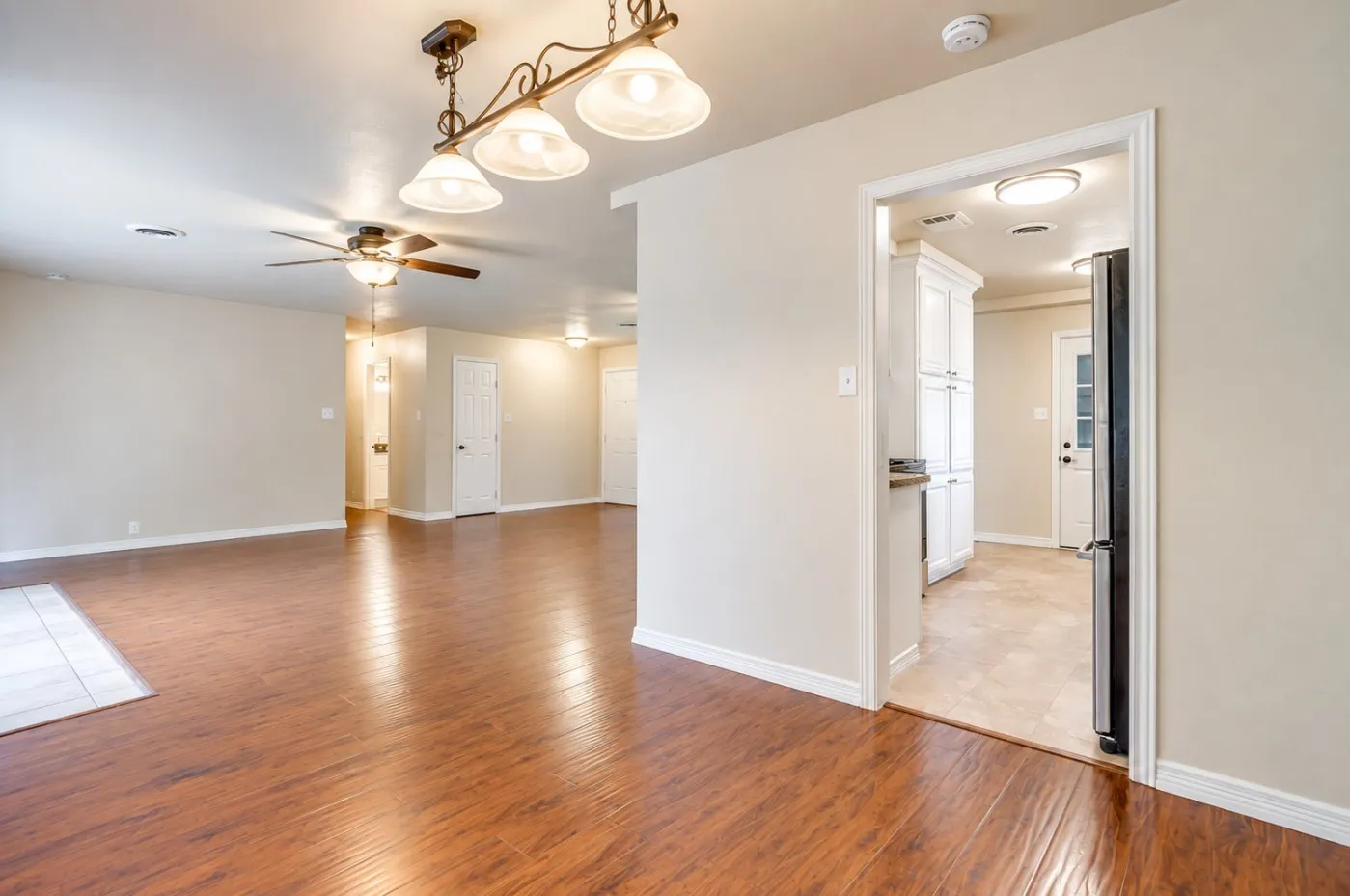 Single Family Residence For Rent in Tarrant County , 1813 Thomas Place, Arlington, Texas 76010, 3 Bedroom, 2 Bathroom, 2 Garage spaces, 1,961 Sqft, built in 1954, mls#21404856, Real Estate Agent in Arlington, Homes For Rent in Tarrant county, Homes For Rent in Arlington, Realtor in Arlington Texas, Real Estate Brokerage Independent Realty Texas, Luminita Cordes Realtor