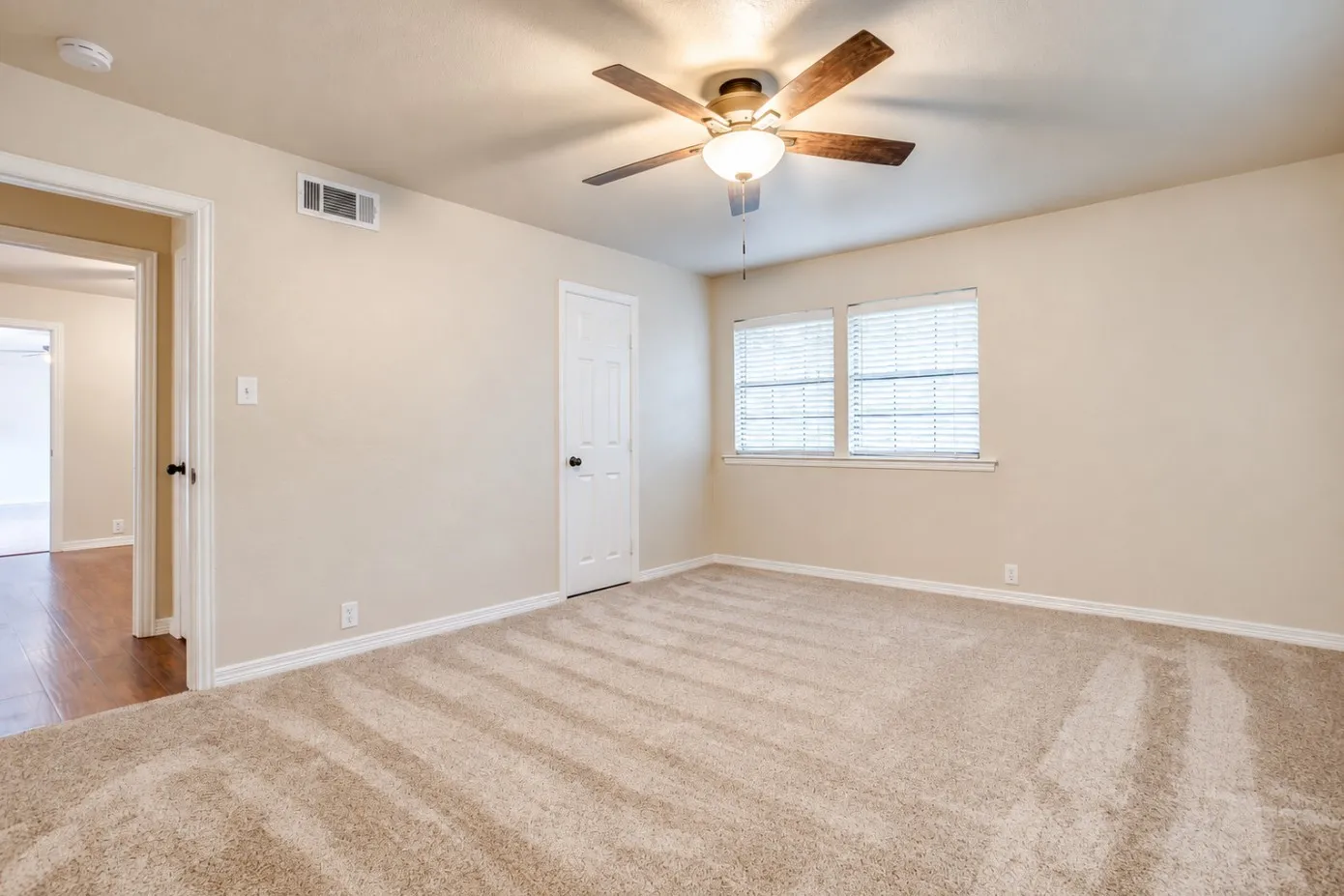Single Family Residence For Rent in Tarrant County , 1813 Thomas Place, Arlington, Texas 76010, 3 Bedroom, 2 Bathroom, 2 Garage spaces, 1,961 Sqft, built in 1954, mls#21404856, Real Estate Agent in Arlington, Homes For Rent in Tarrant county, Homes For Rent in Arlington, Realtor in Arlington Texas, Real Estate Brokerage Independent Realty Texas, Luminita Cordes Realtor