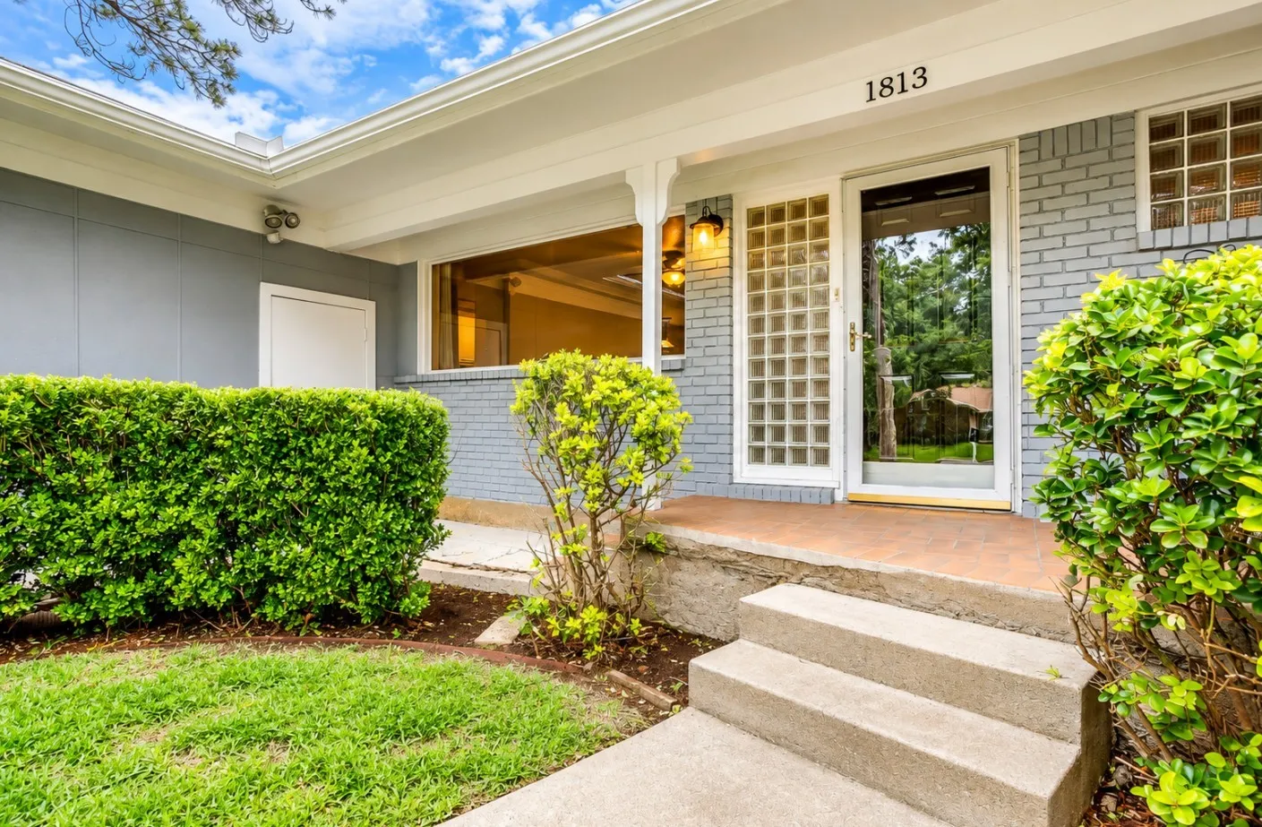 Single Family Residence For Rent in Tarrant County , 1813 Thomas Place, Arlington, Texas 76010, 3 Bedroom, 2 Bathroom, 2 Garage spaces, 1,961 Sqft, built in 1954, mls#21404856, Real Estate Agent in Arlington, Homes For Rent in Tarrant county, Homes For Rent in Arlington, Realtor in Arlington Texas, Real Estate Brokerage Independent Realty Texas, Luminita Cordes Realtor