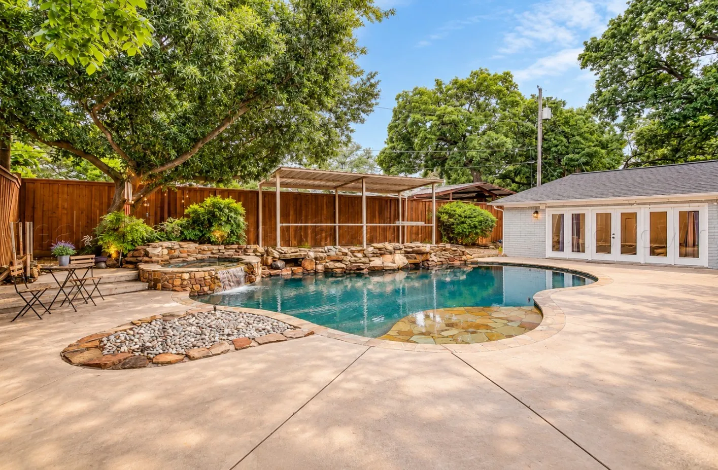 Single Family Residence For Rent in Tarrant County , 1813 Thomas Place, Arlington, Texas 76010, 3 Bedroom, 2 Bathroom, 2 Garage spaces, 1,961 Sqft, built in 1954, mls#21404856, Real Estate Agent in Arlington, Homes For Rent in Tarrant county, Homes For Rent in Arlington, Realtor in Arlington Texas, Real Estate Brokerage Independent Realty Texas, Luminita Cordes Realtor